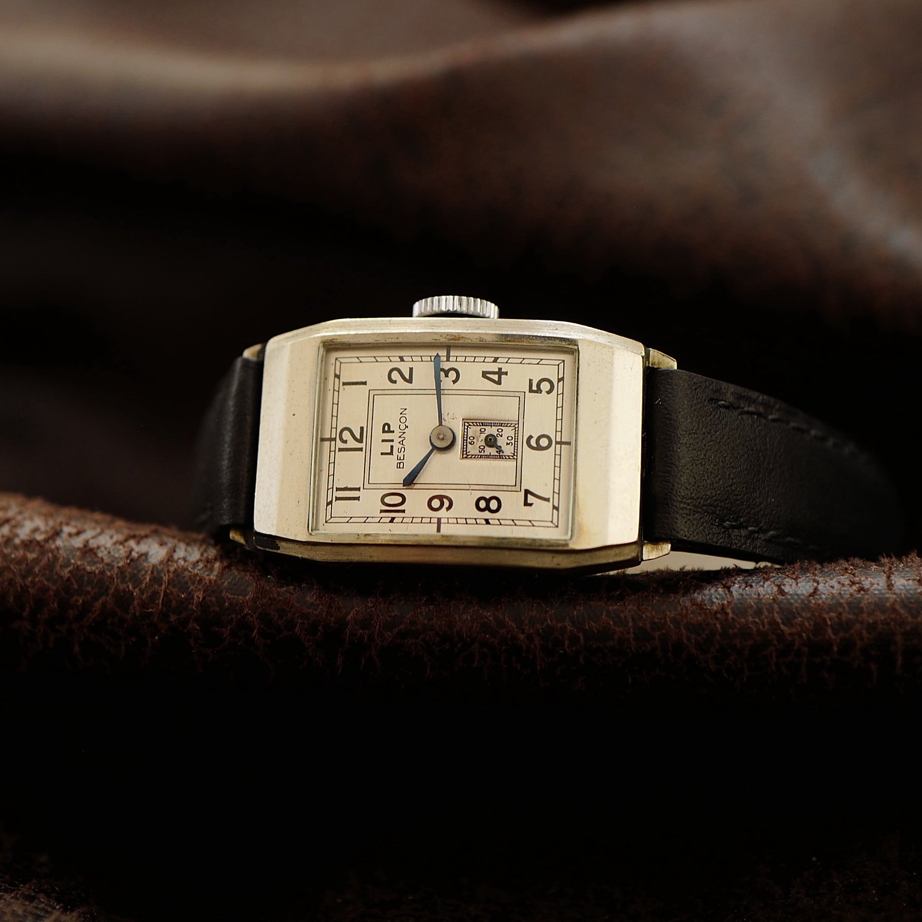 Souris LIP Lip T18 Art Deco première génération 1930s, montre vintage N.O.S avec cadran élégant et détails classiques.