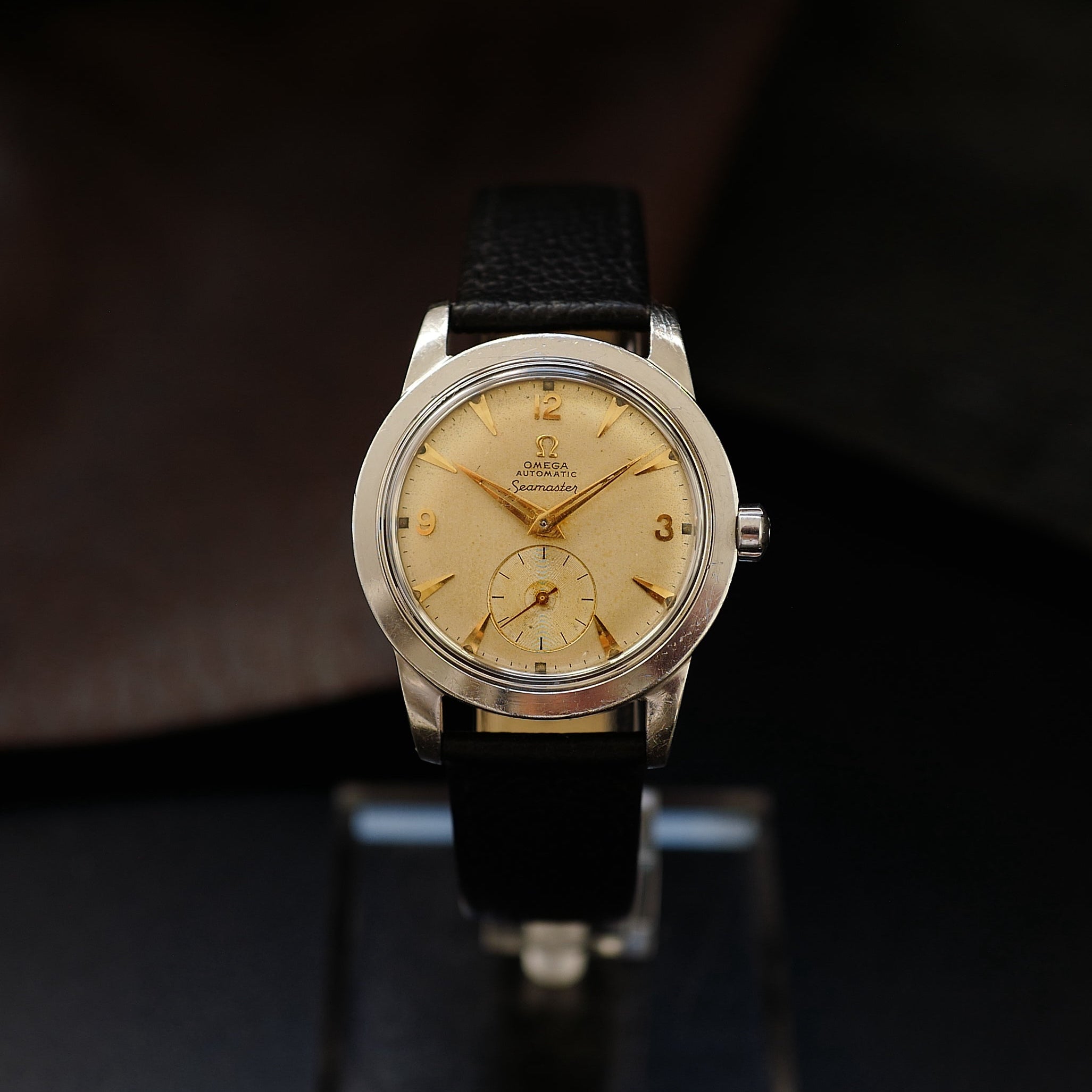 Montre Omega Seamaster Sand Dial avec petite seconde des années 1950, boîtier en acier et cadran beige.
