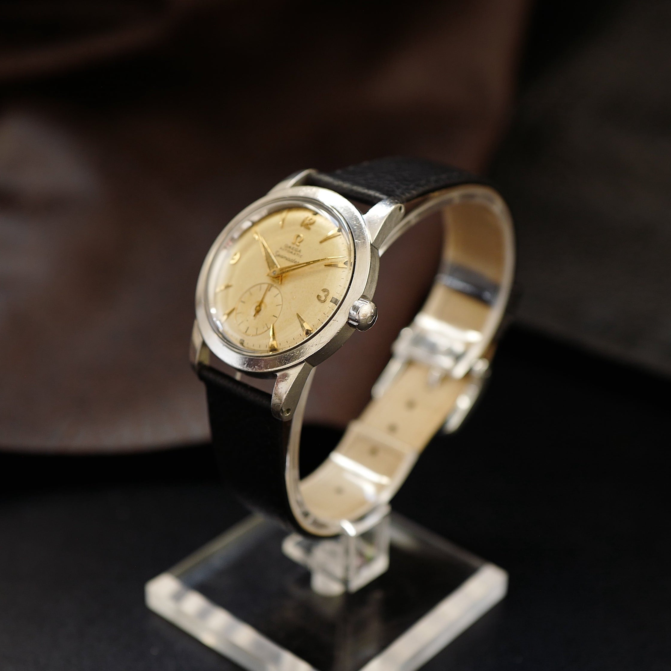 Montre Omega Seamaster Sand Dial avec petite seconde, style des années 1950, montre-bracelet vintage élégante.