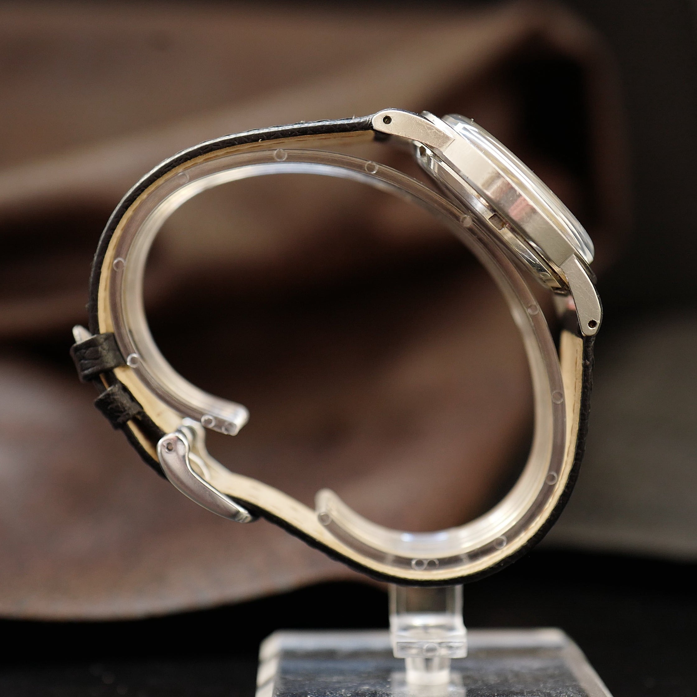 Montre Omega Seamaster Sand Dial avec petite seconde, style années 1950, affichage classique et bracelet en cuir.