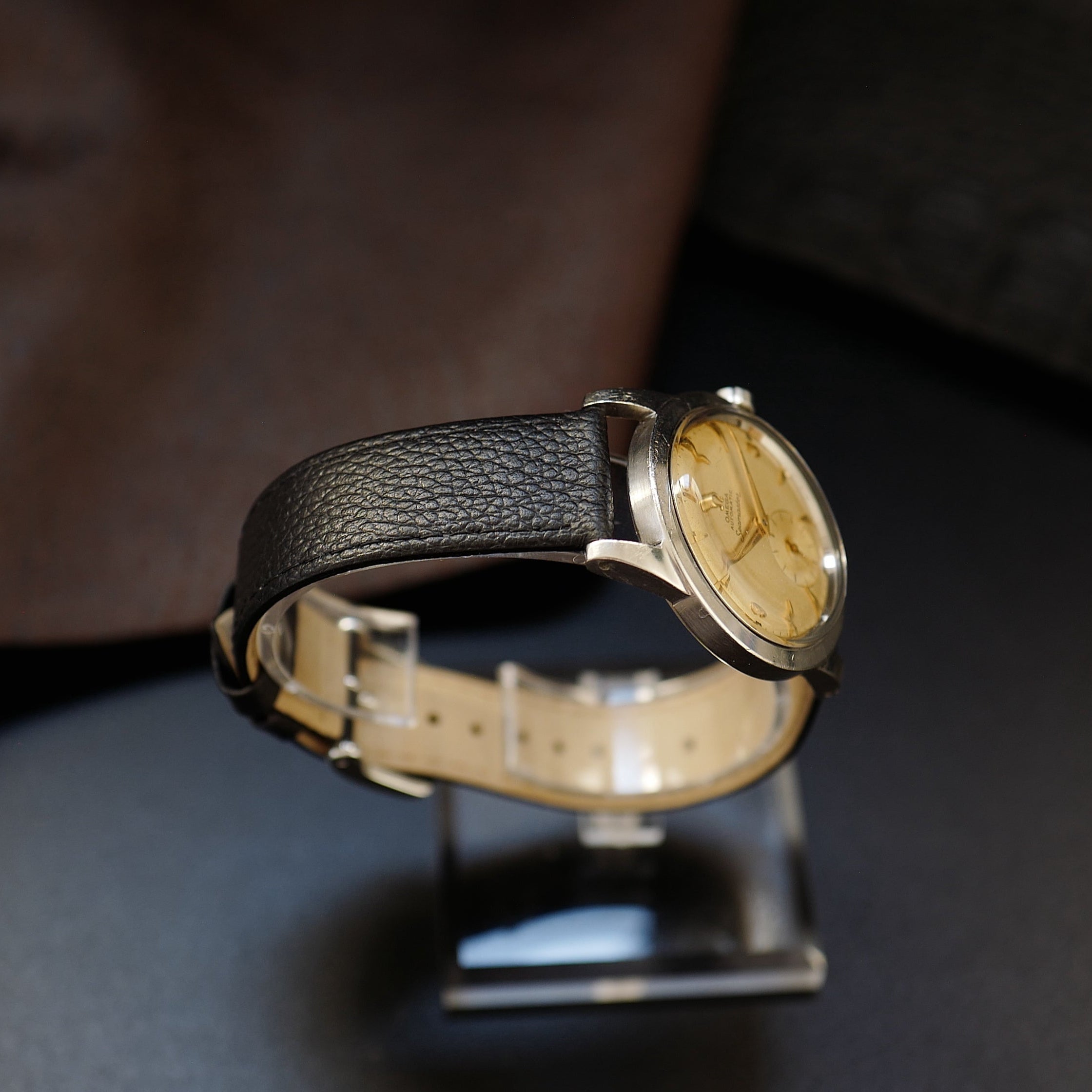 Montre Omega Seamaster avec cadran sable et petite seconde, modèle des années 1950, affichage classique et élégant.