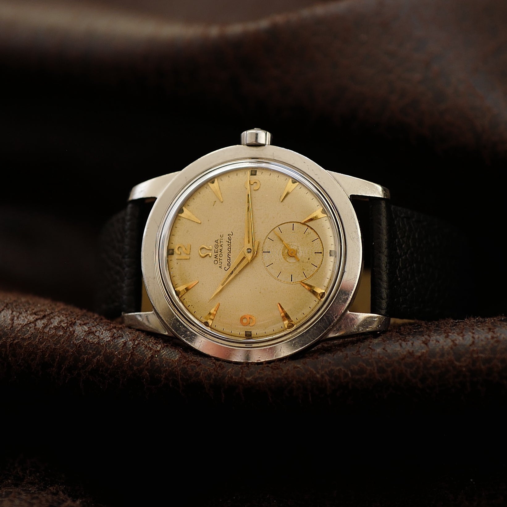 Montre Omega Seamaster avec cadran sable et petite seconde, vintage des années 1950, montre-bracelet élégante et classique.