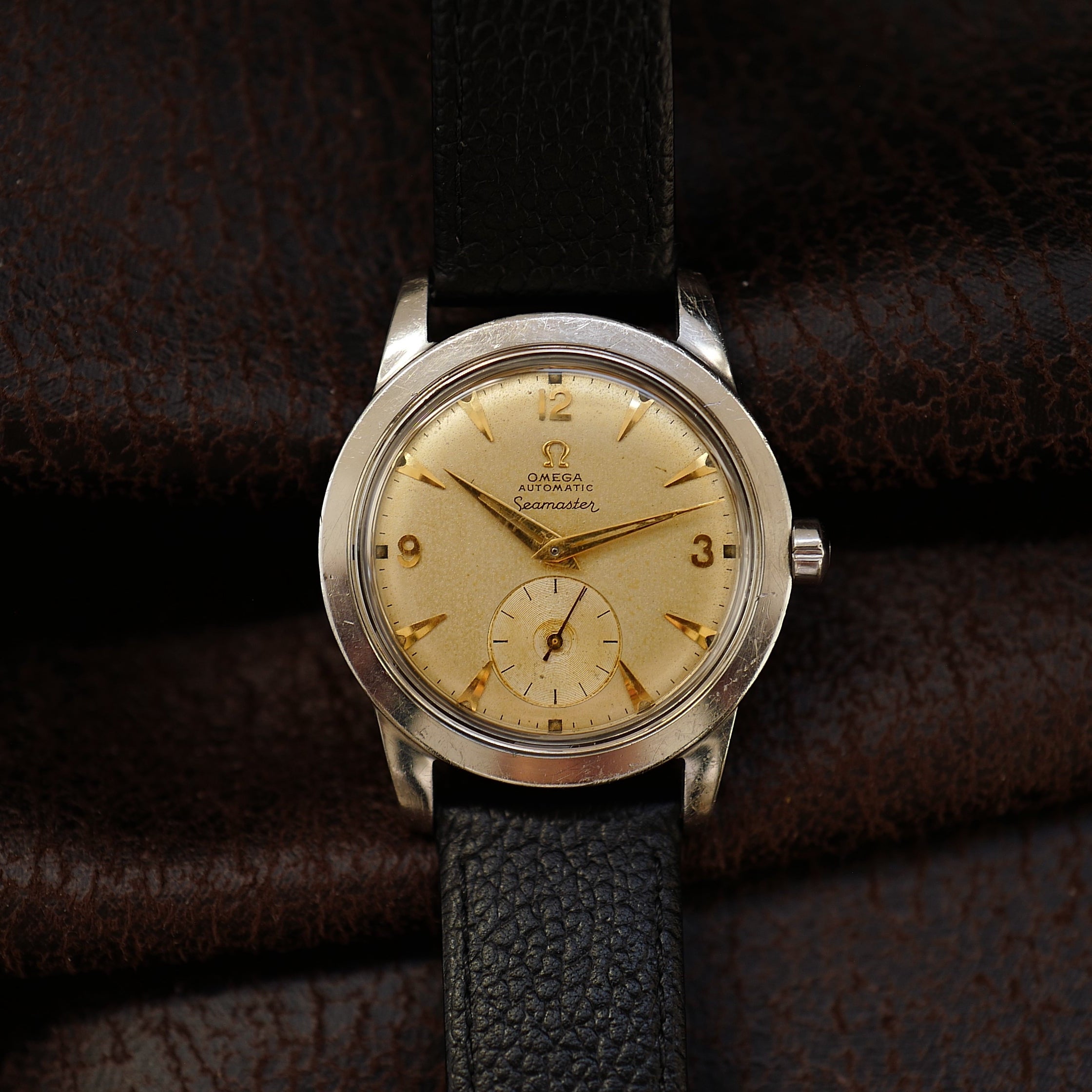 Montre Omega Seamaster avec cadran sable, petite seconde, style des années 1950, montre-bracelet vintage élégante