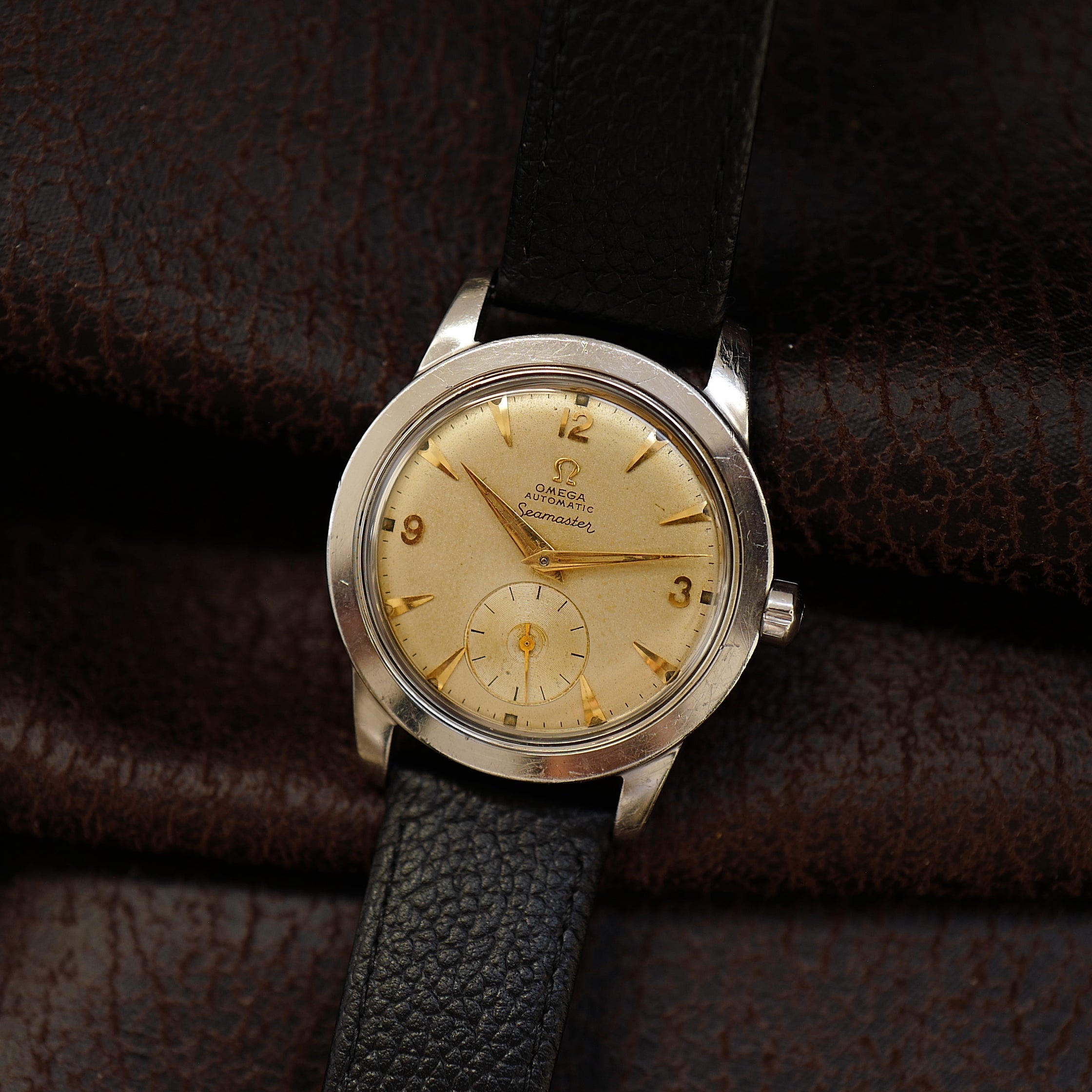 Montre Omega Seamaster Sand Dial avec petite seconde, style des années 1950, montre-bracelet vintage élégante.