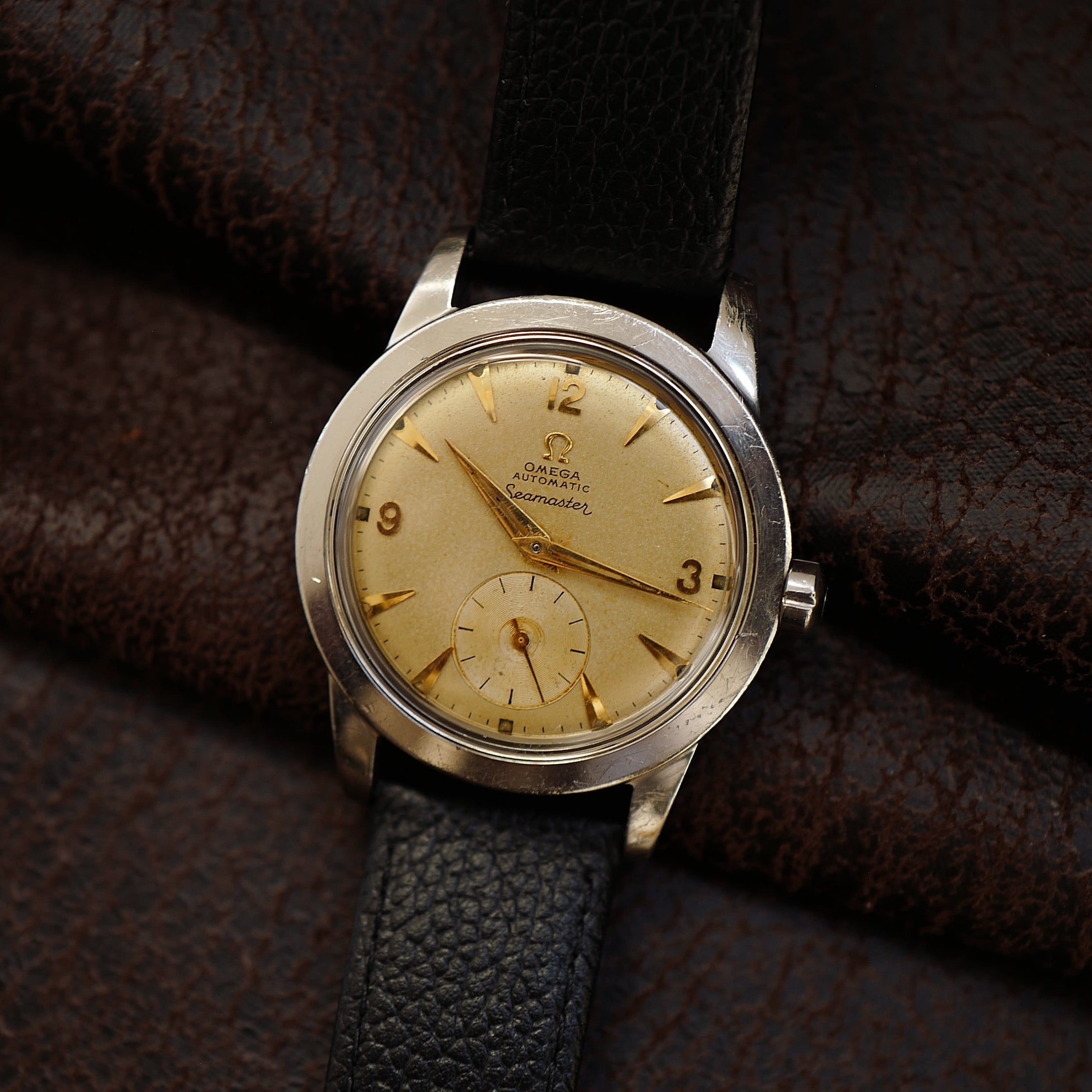 Montre Omega Seamaster avec cadran sable et petite seconde, style années 1950, montre vintage élégante et classique.