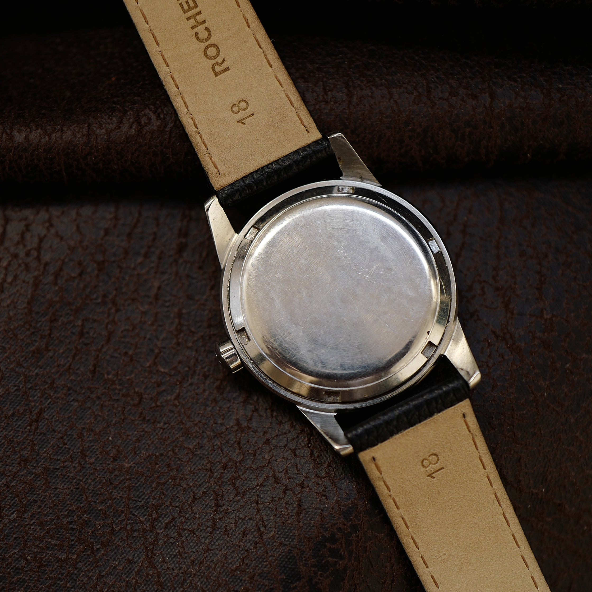 Montre Omega Seamaster Sand Dial avec petite seconde, style vintage des années 1950, affichage classique et cadran sable.
