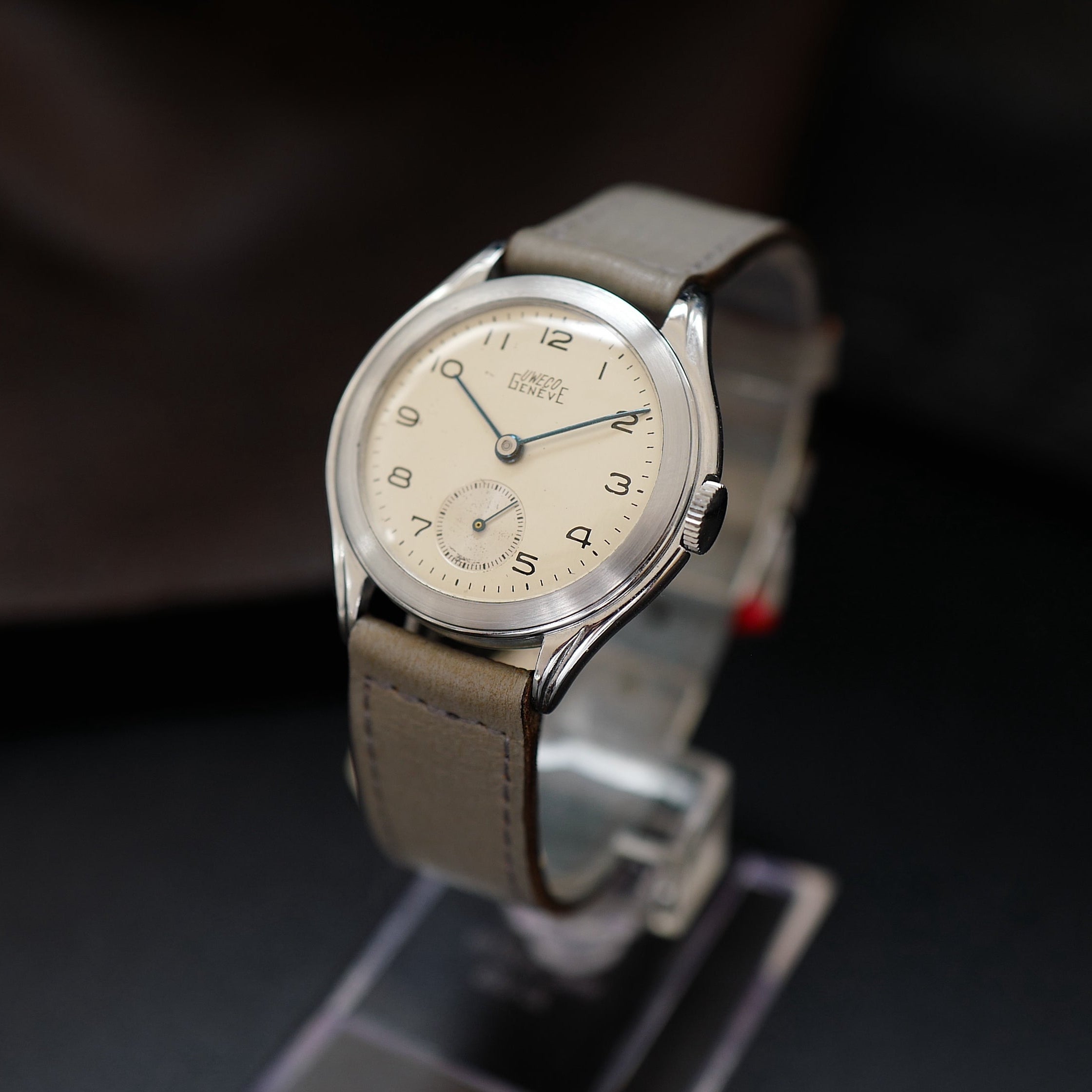 Montre Universal Genève Uweco Genève Small Second N.O.S 1936 avec cadran vintage et aiguilles élégantes.