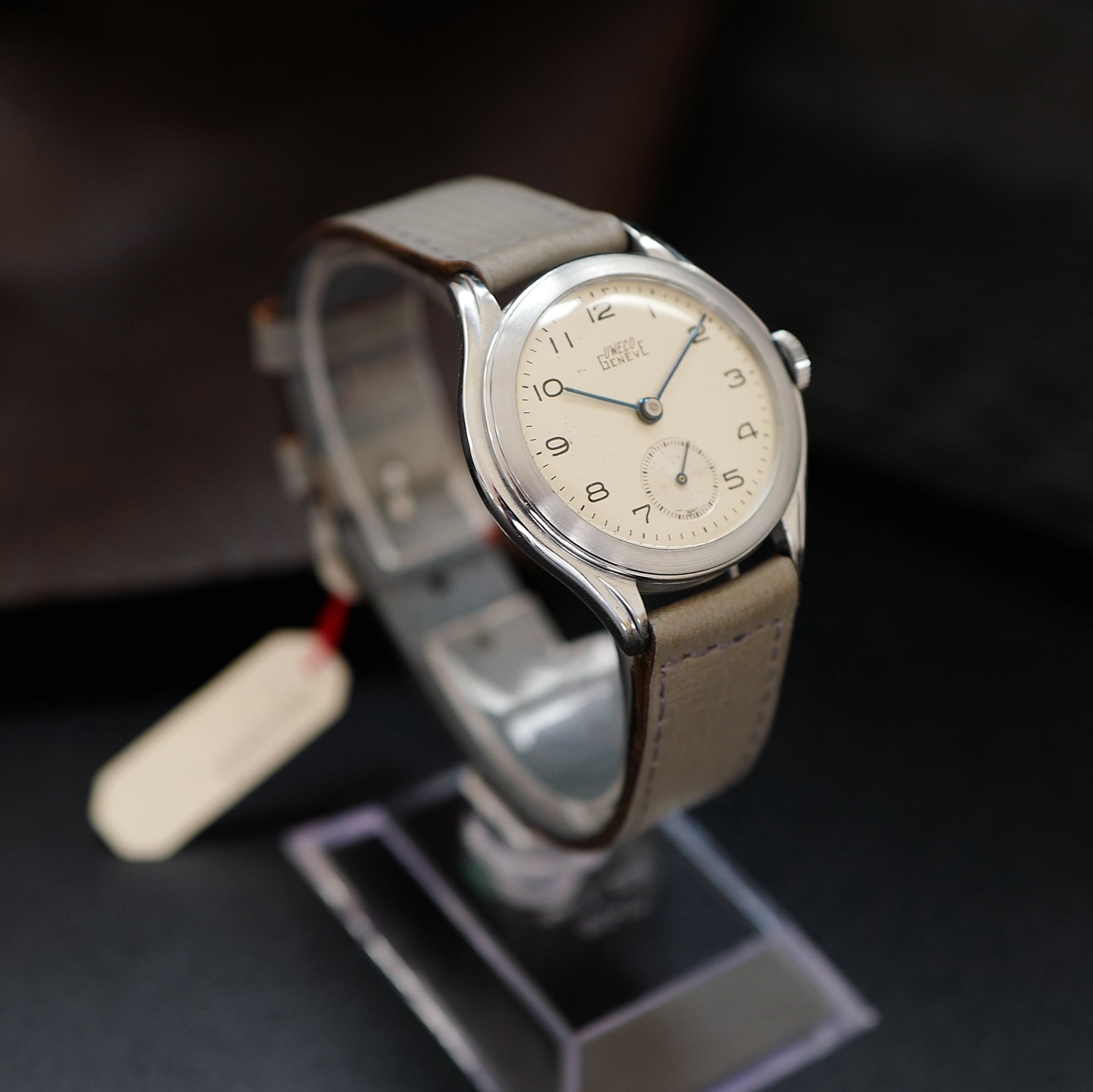 Montre Universal Genève Uweco Genève Small Second N.O.S 1936 avec cadran vintage et aiguilles classiques