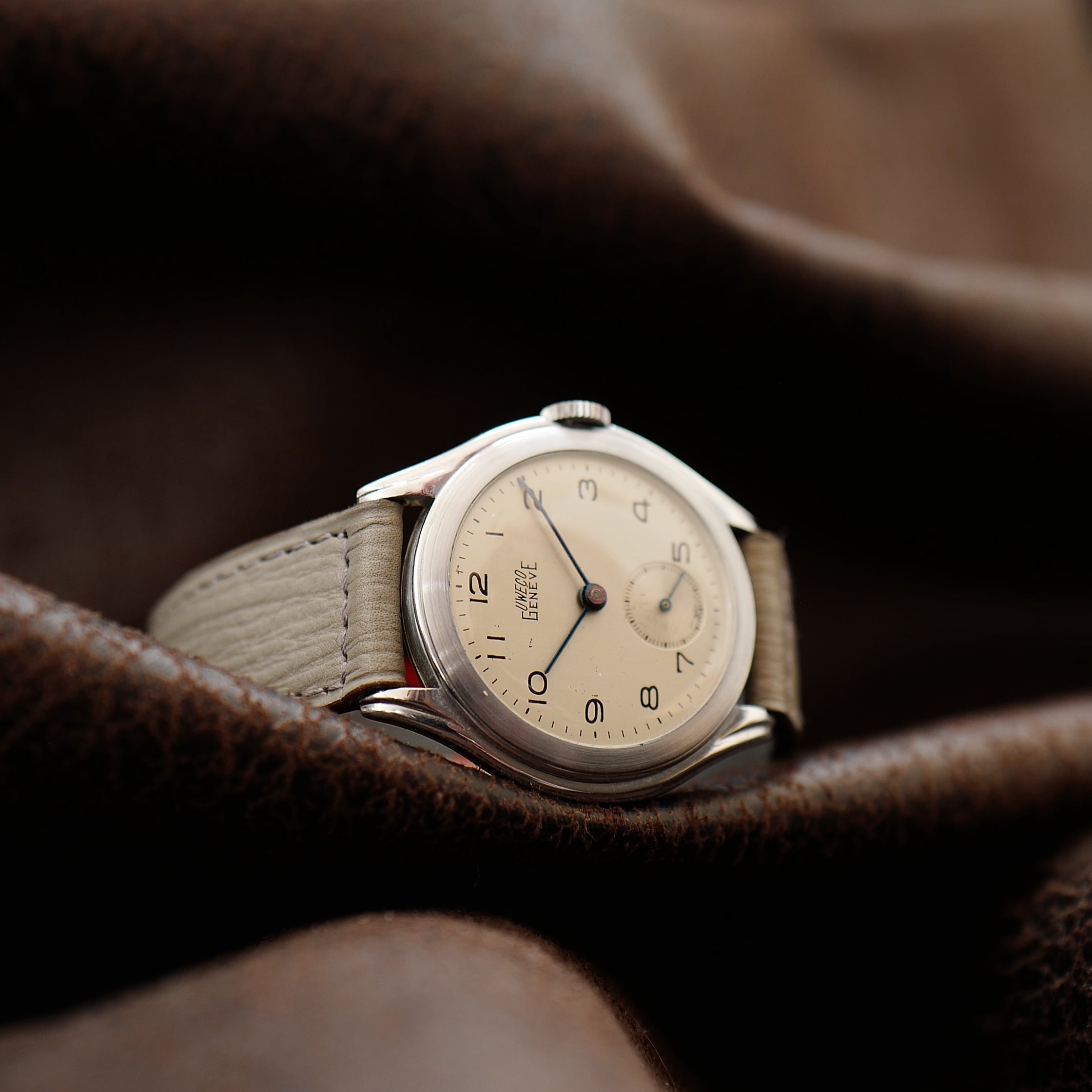 Montre Universal Genève Uweco Genève Small Second N.O.S 1936 avec cadran classique et aiguilles élégantes.