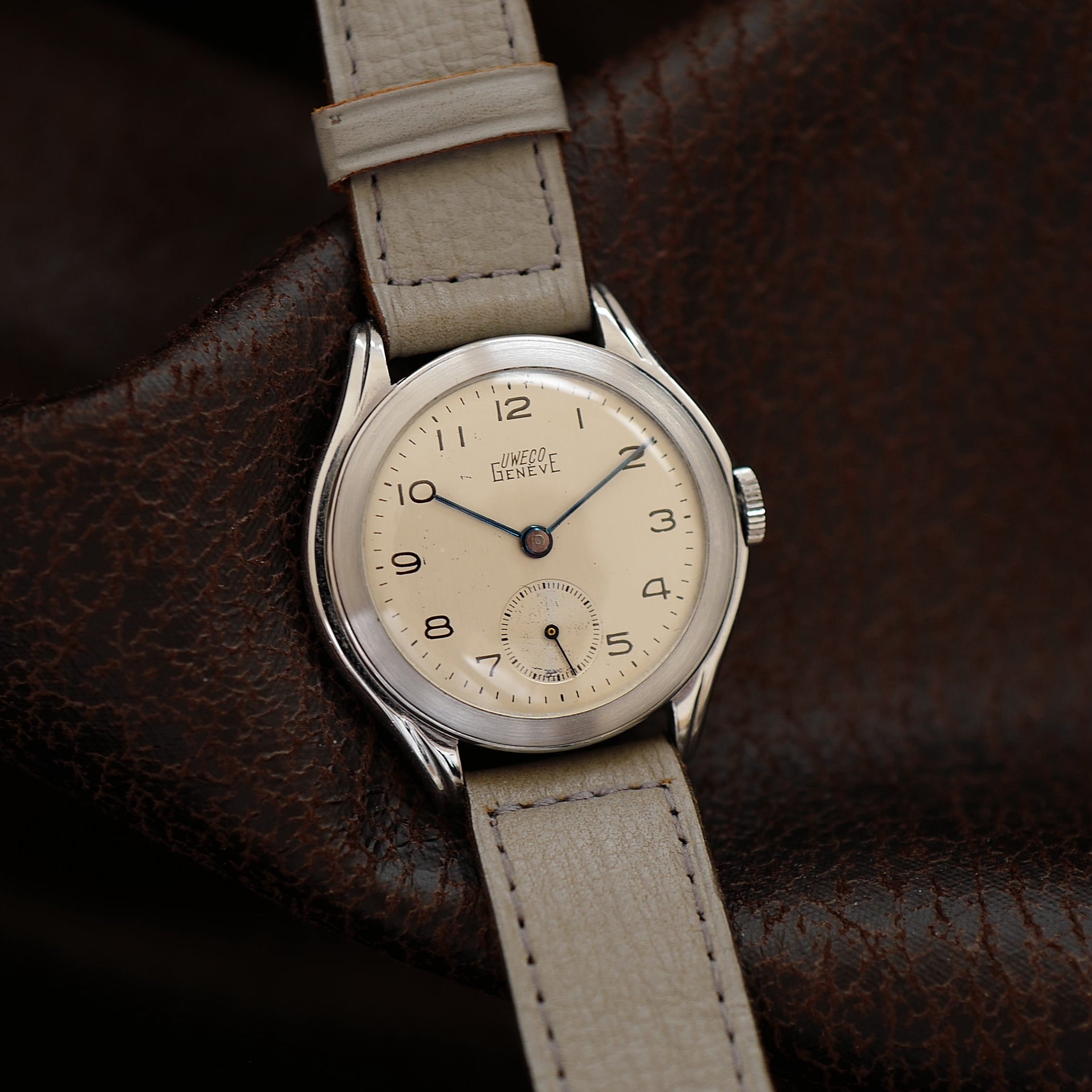 Montre homme Universal Genève Uweco Genève Small Second N.O.S 1936 avec cadran vintage et aiguilles classiques
