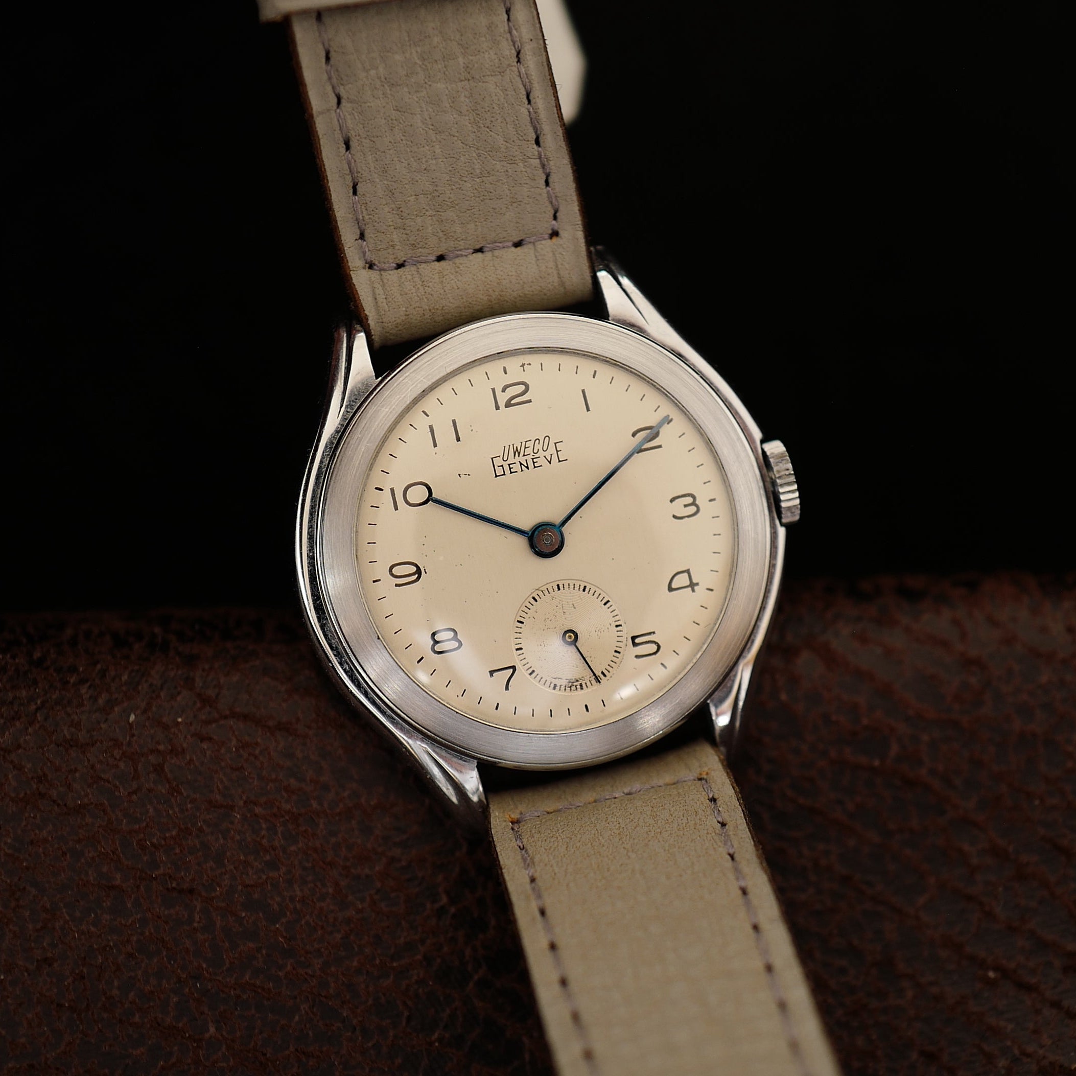 Montre Universal Genève Uweco Genève Small Second N.O.S 1936 avec cadran vintage et aiguilles classiques, vue de face.