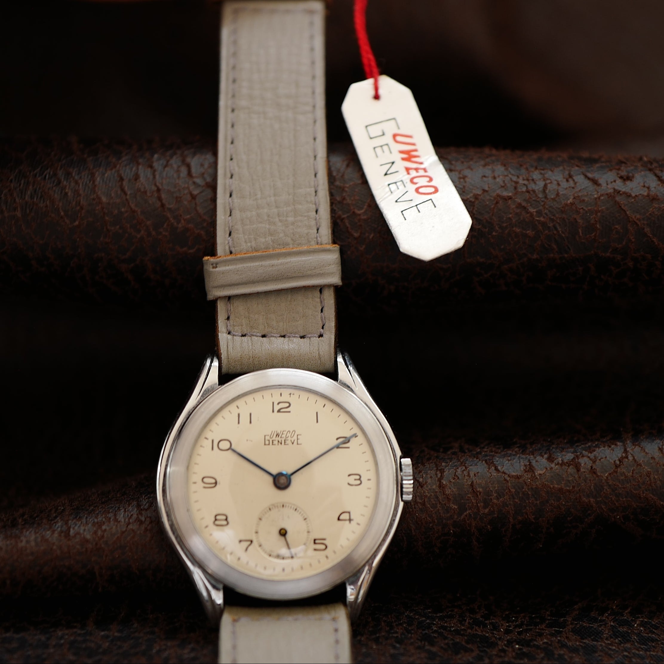 Montre Universal Genève Uweco Genève Small Second N.O.S 1936 avec cadran vintage, boîtier en acier et aiguilles classiques.