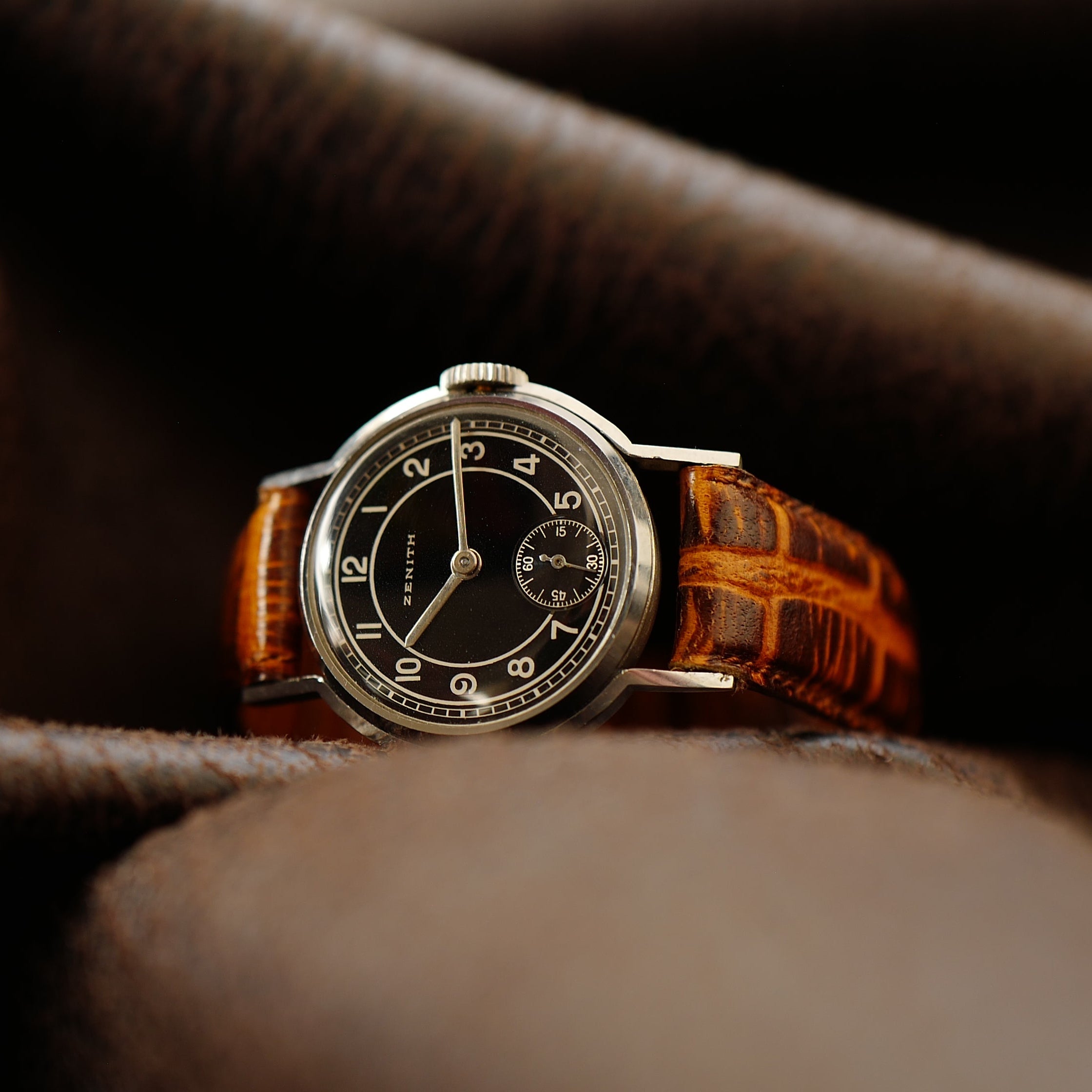 Montre Zenith Calatrava Bullseye Art Deco, modèle N.O.S, période militaire allemande des années 1940, design vintage élégant.