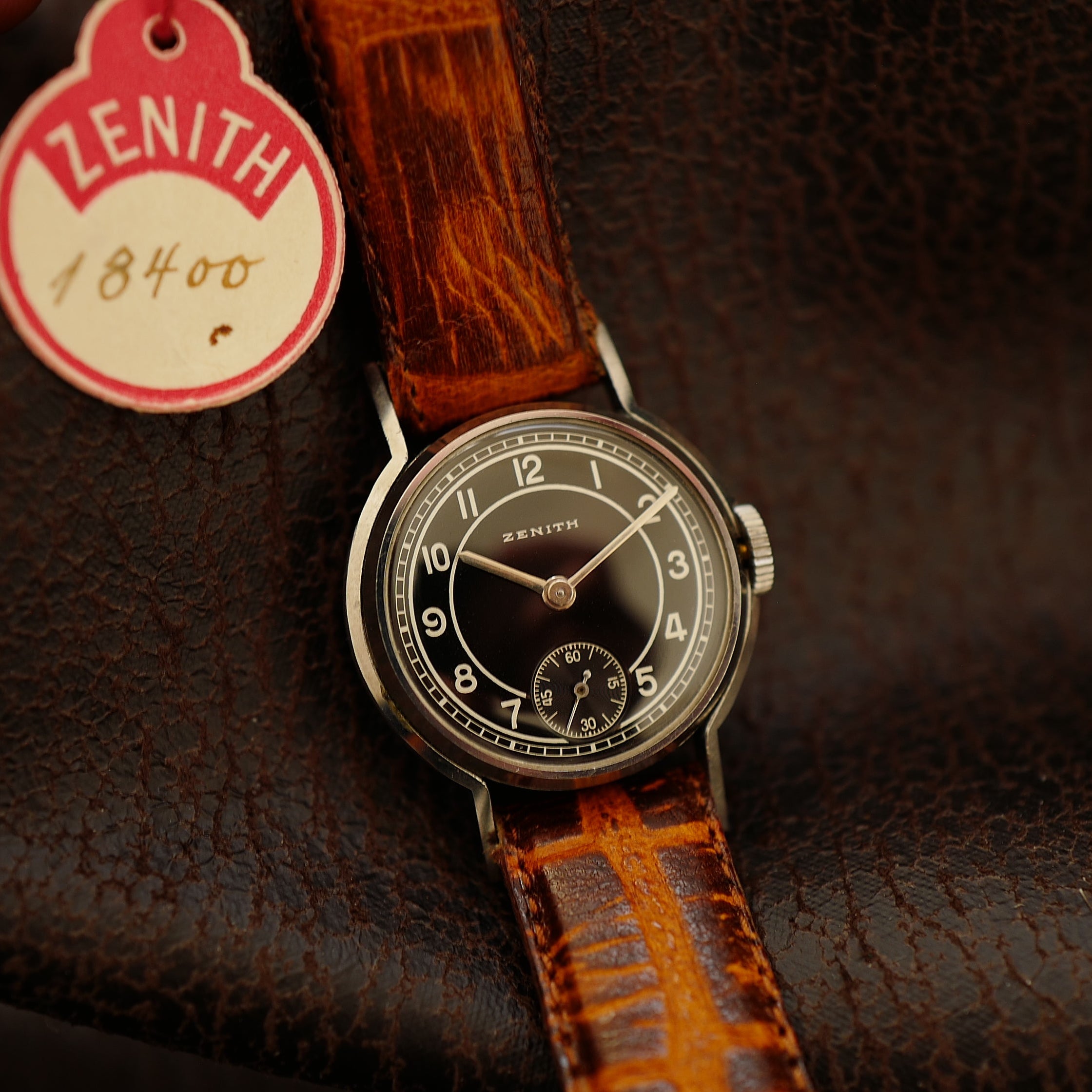 Montre Zenith Calatrava Bullseye Art Deco vintage des années 1940, style militaire allemand de la Seconde Guerre mondiale, N.O.S.