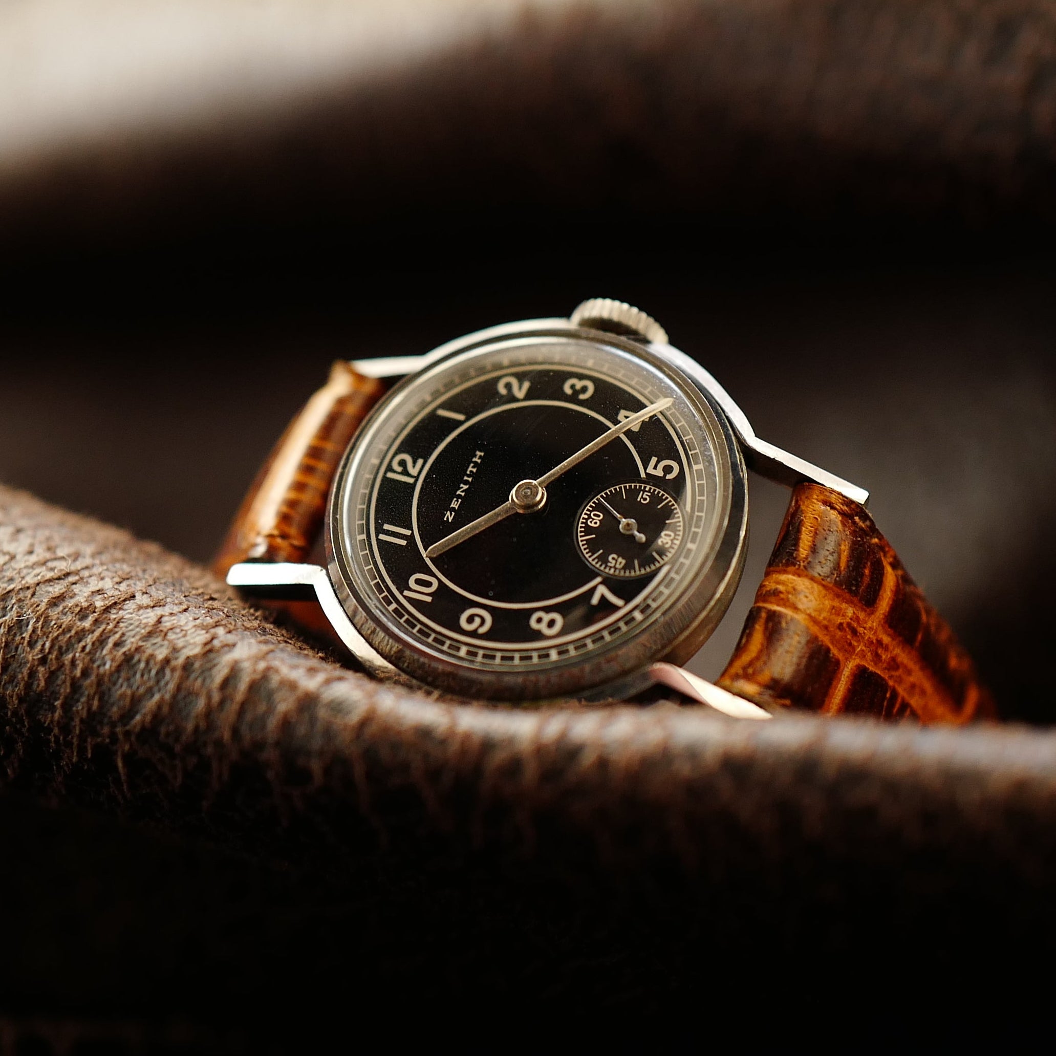 Montre Zenith Calatrava Bullseye Art Deco, vintage allemand militaire années 1940, N.O.S, cadran élégant avec détails Art Déco
