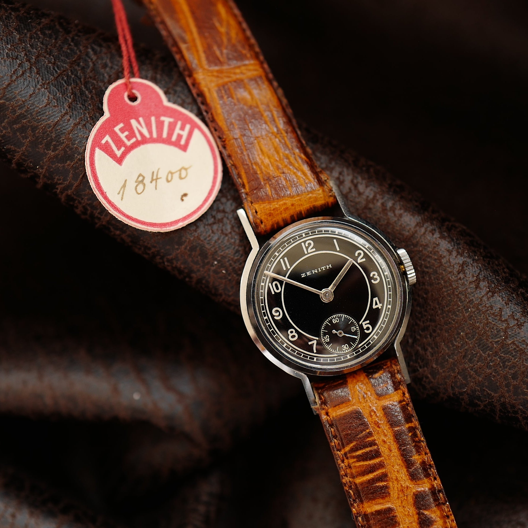 Montre Zenith Calatrava Bullseye Art Deco, vintage militaire allemande des années 1940, N.O.S, cadran élégant et design historique.