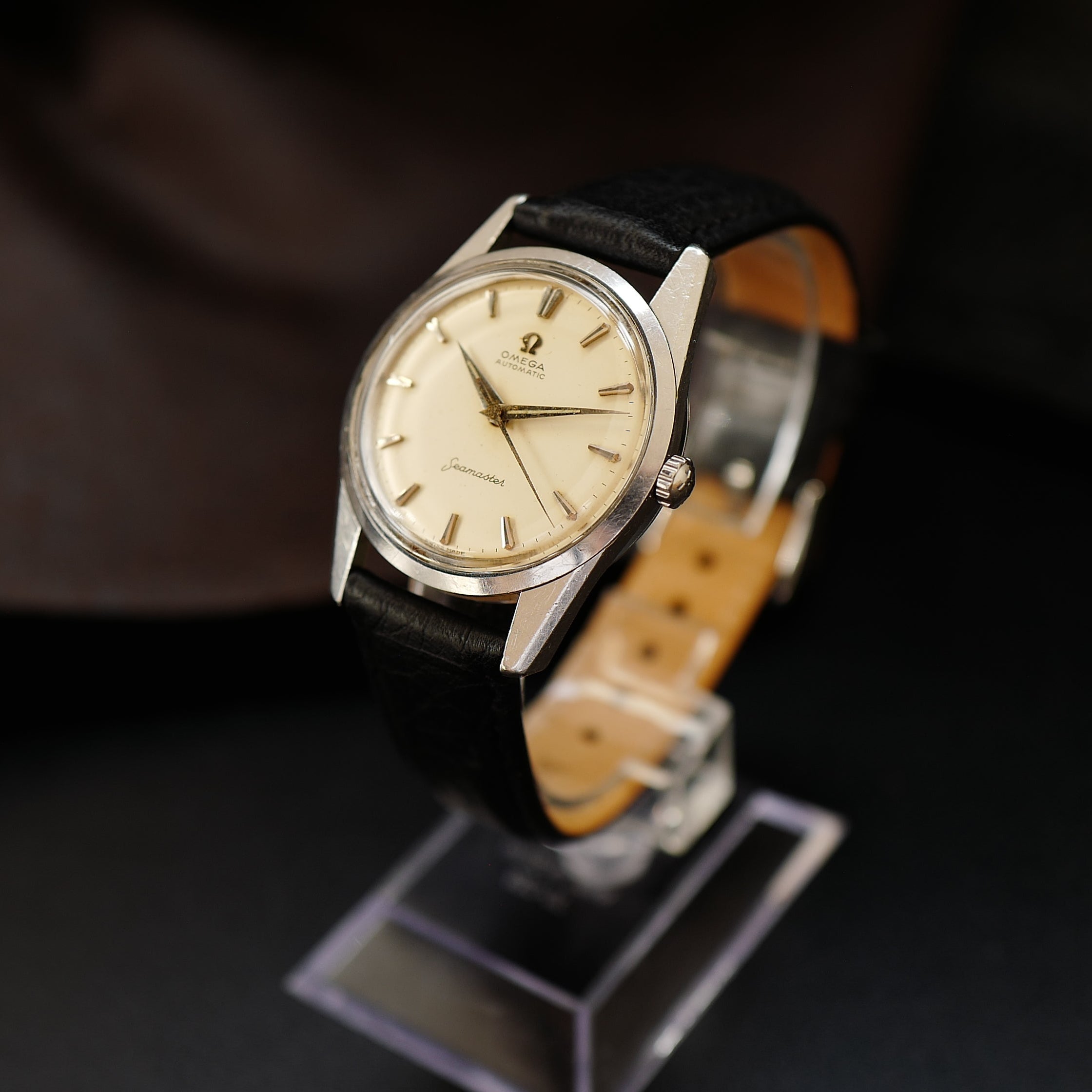 Montre Omega Seamaster avec cadran crème argenté et bracelet en acier inoxydable, vue de face.