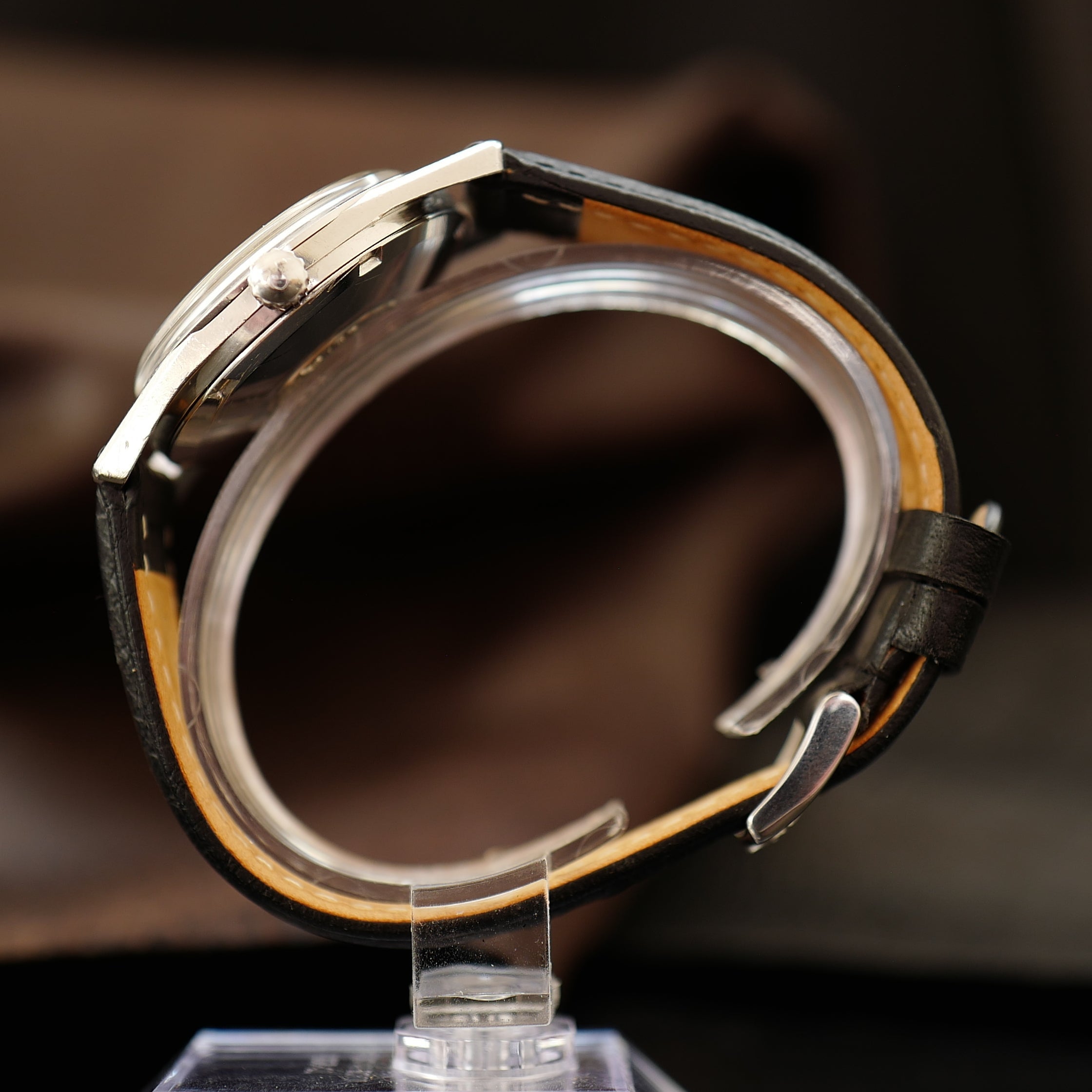 Montre Omega Seamaster avec cadran crème argenté et bracelet en acier inoxydable, montre de plongée élégante et sophistiquée.