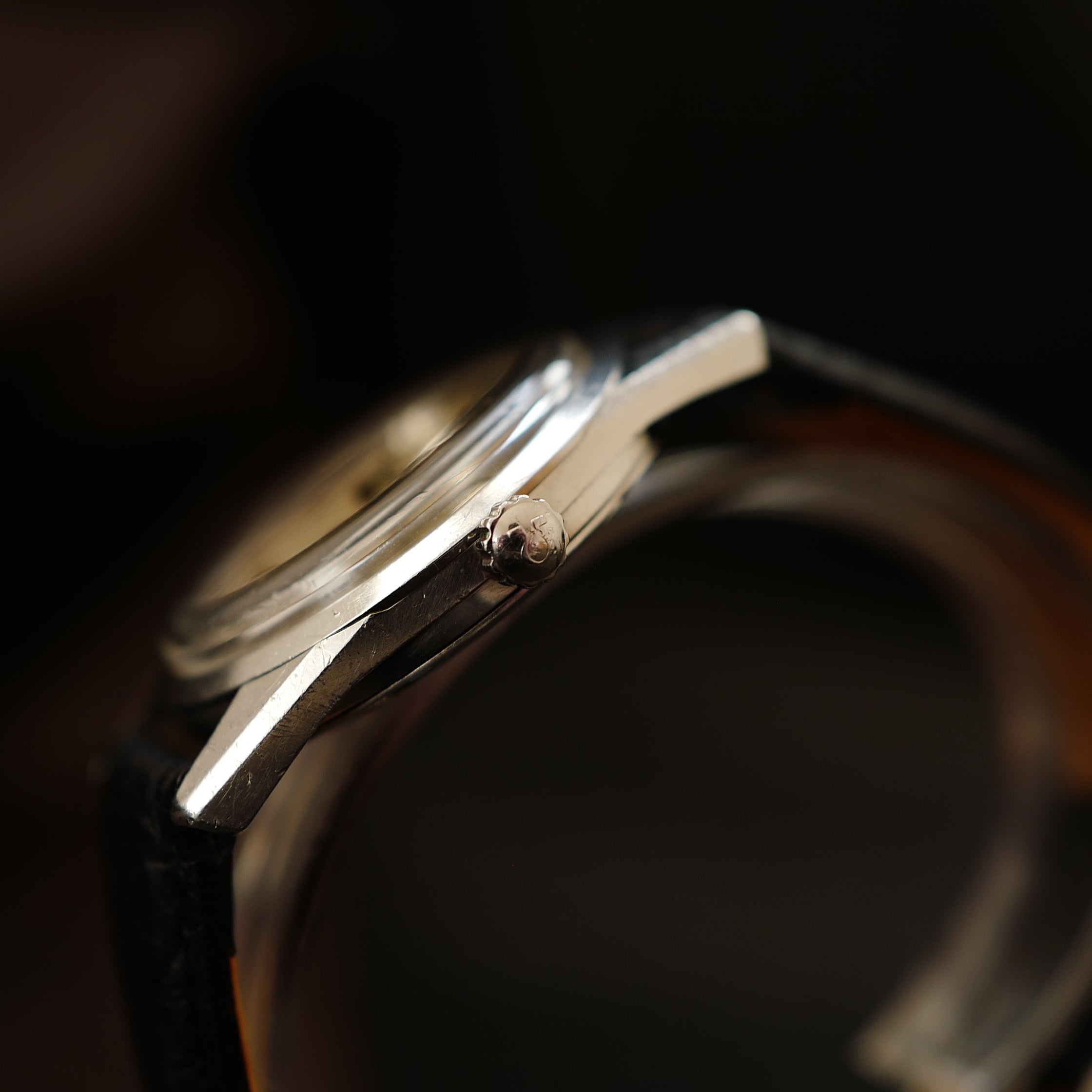 Montre Omega Seamaster avec cadran crème argenté, boîtier en acier inoxydable, design élégant et sophistiqué.