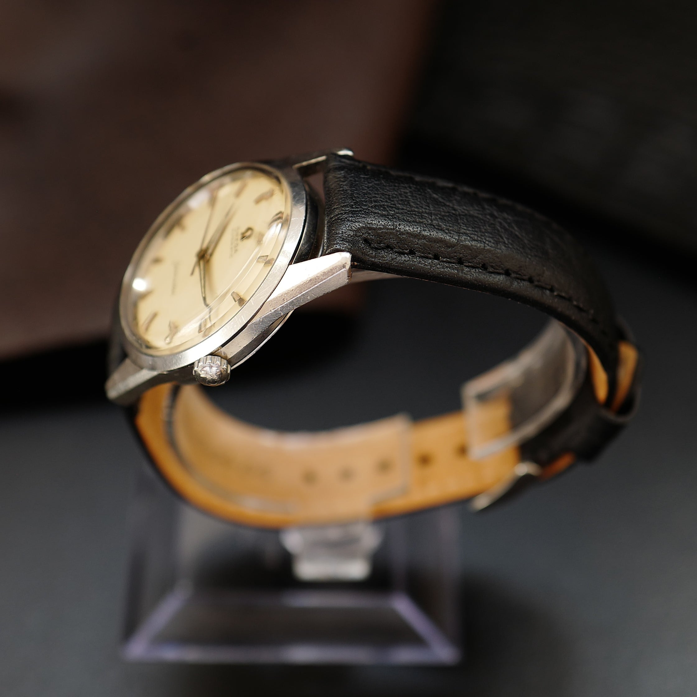 Montre Omega Seamaster avec cadran crème argenté et bracelet en acier inoxydable, affichage analogique élégant.