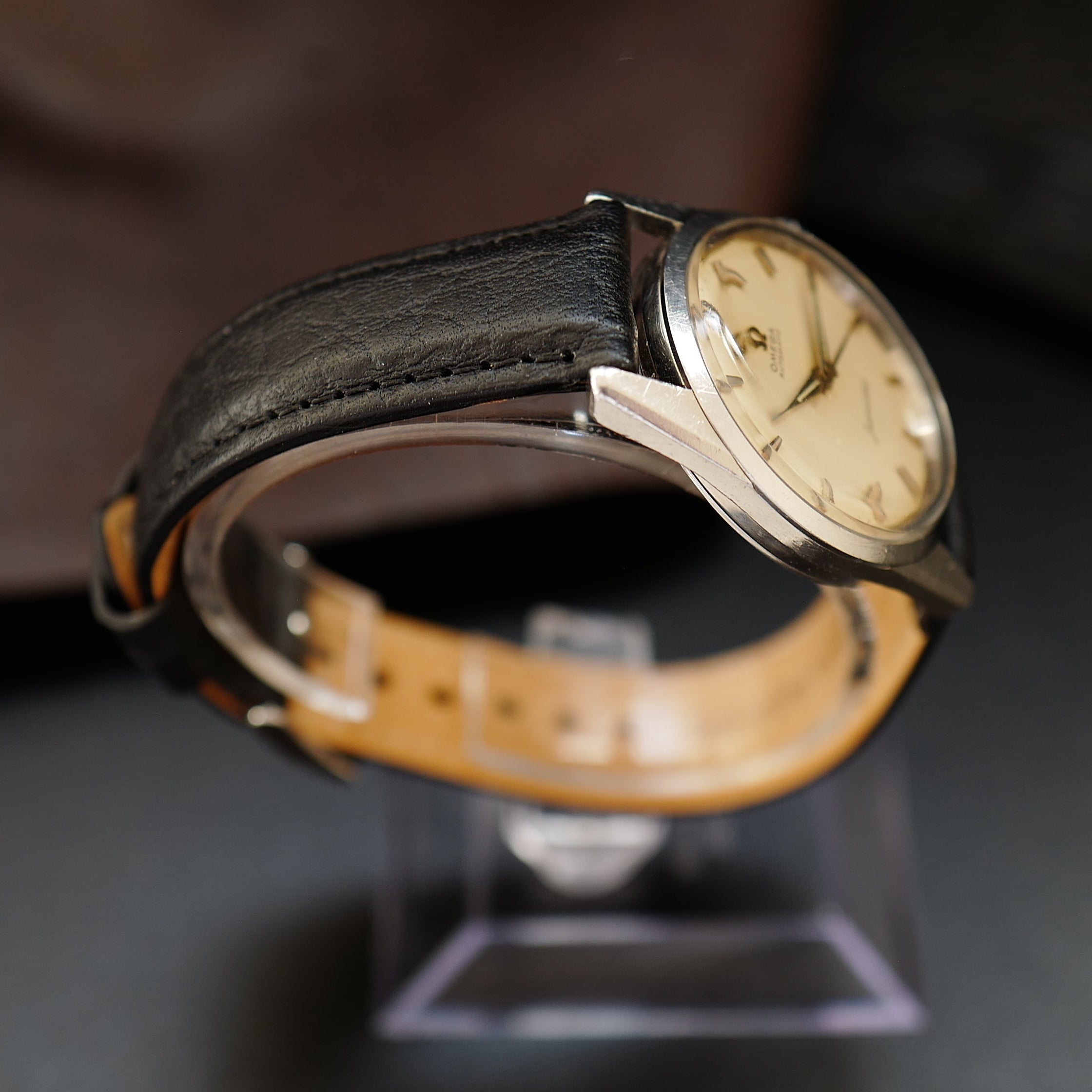 Montre Omega Seamaster avec cadran crème argenté, boîtier en acier inoxydable et bracelet en métal, vue de face.