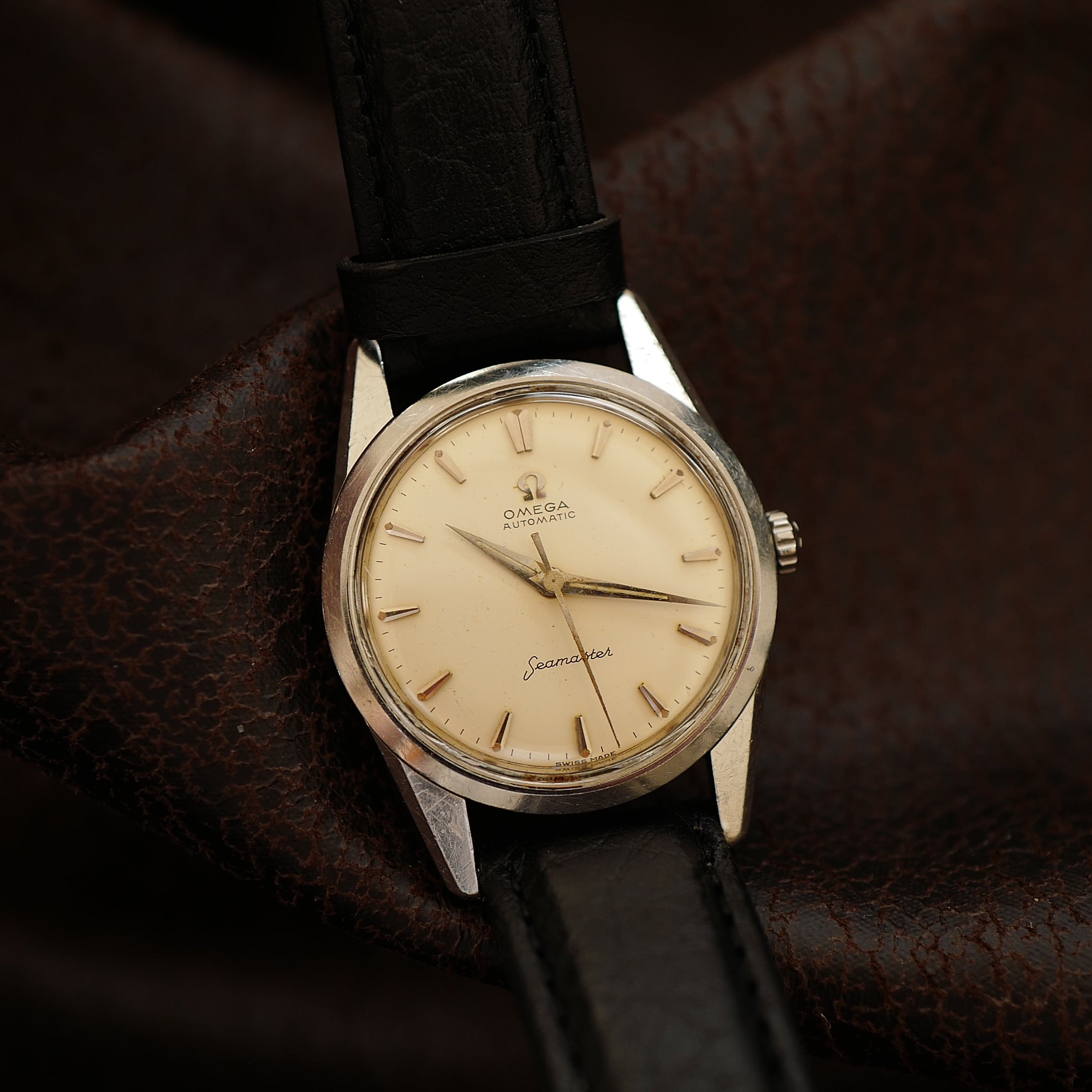 Montre Omega Seamaster avec cadran crème argenté et bracelet en acier inoxydable, vue de face élégante.