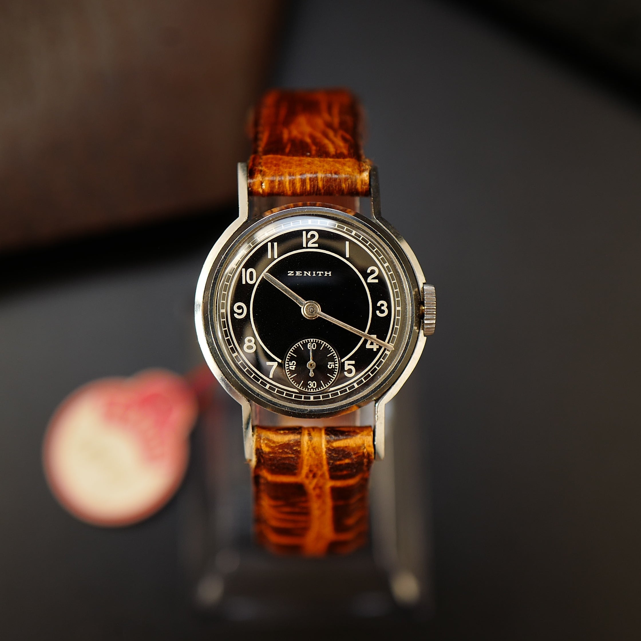 Montre Zenith Calatrava Bullseye Art Deco, vintage époque militaire allemande des années 1940, N.O.S, boîtier en acier et cadran élégant