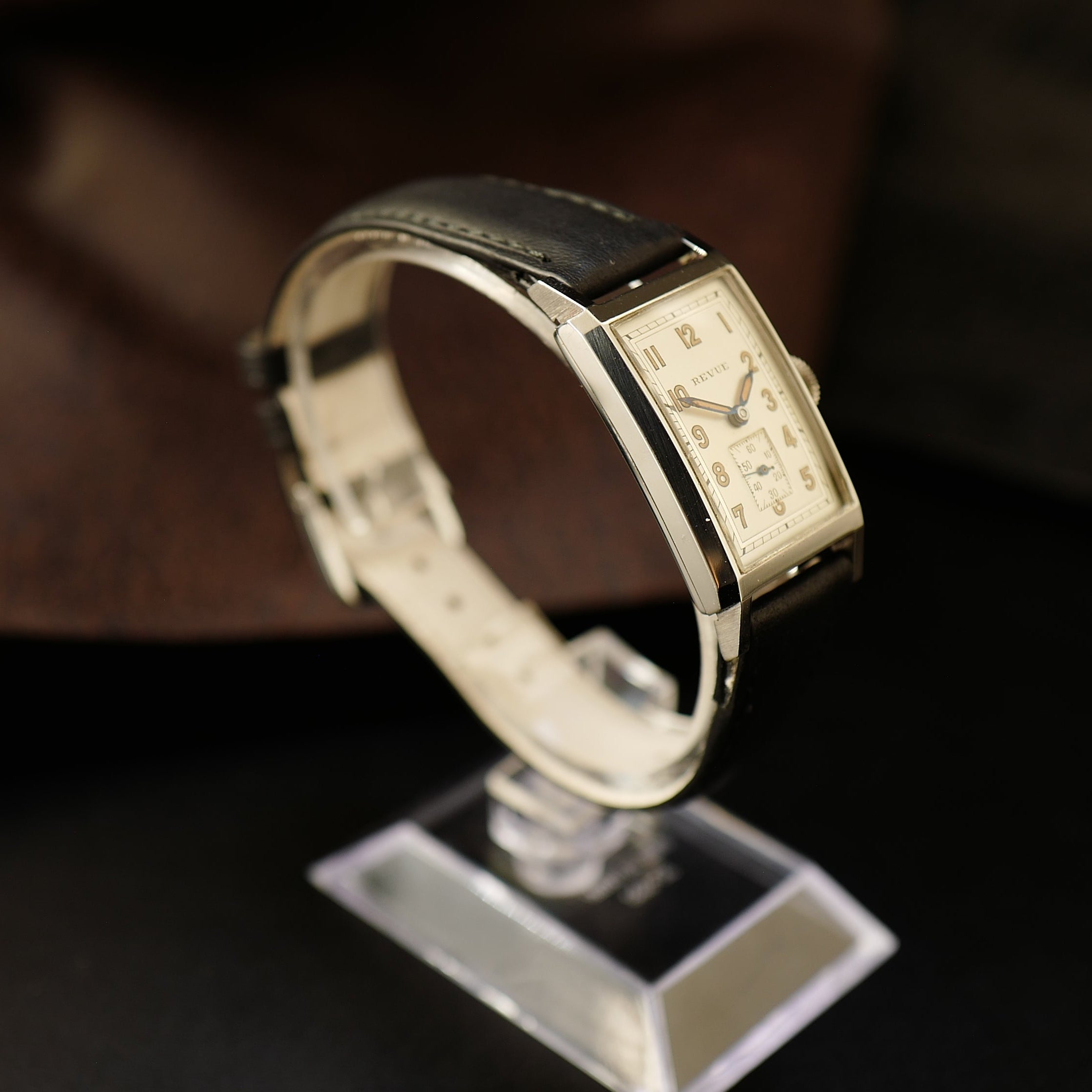 Montre Revue Type Tank Art Déco WWII N.O.S avec cadran vintage et bracelet en acier, fabriquée par Revue Thommen.