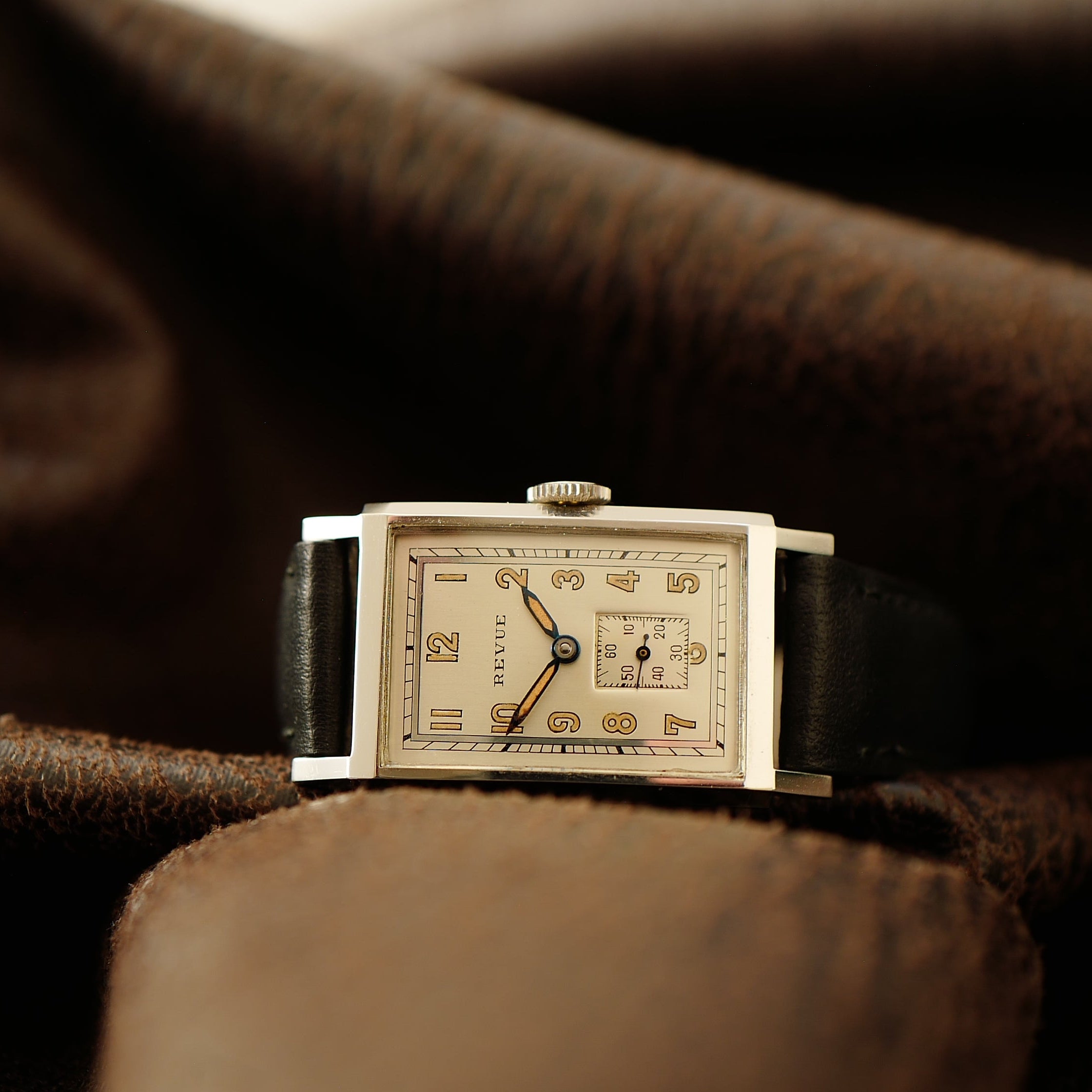 Montre Revue Type Tank Art Déco WWII N.O.S avec cadran vintage et bracelet en cuir, fabriquée par Revue Thommen.