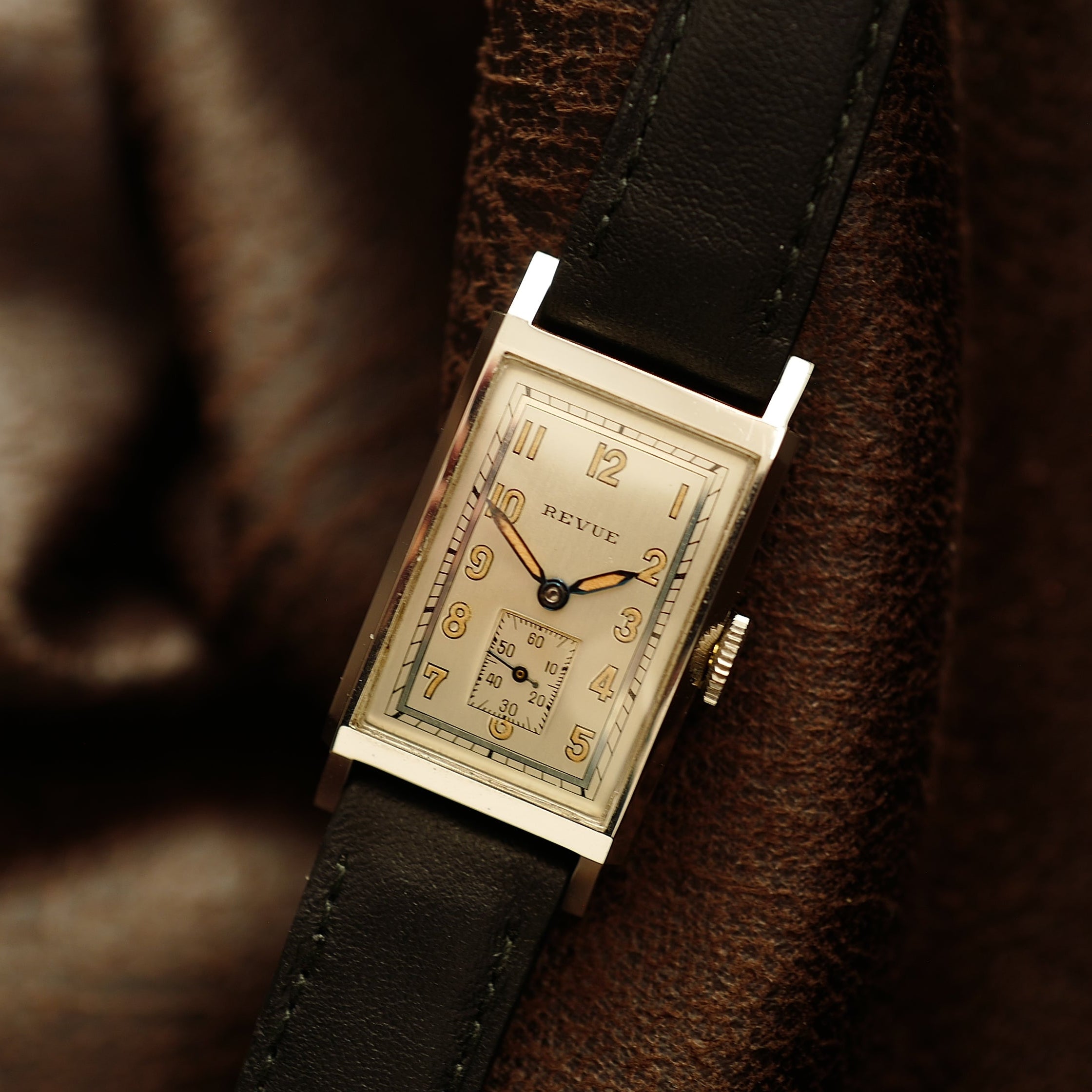 Montre Revue Type Tank Art Déco WWII N.O.S avec cadran vintage et bracelet en acier, affichage classique, datant de la Seconde Guerre mondiale.