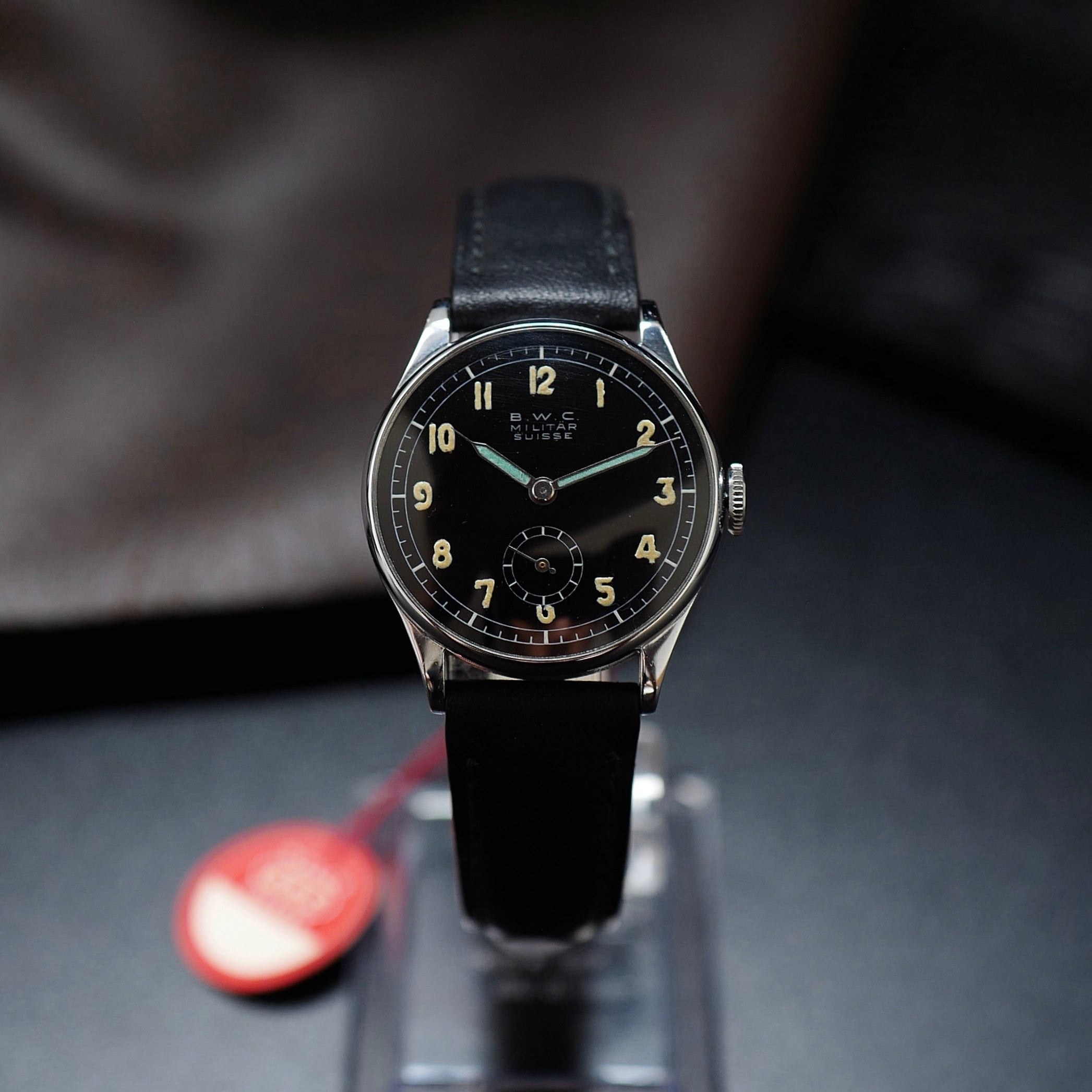 Montre BWC Militar Suisse WWII N.O.S avec boîtier en acier et cadran noire, style militaire vintage.