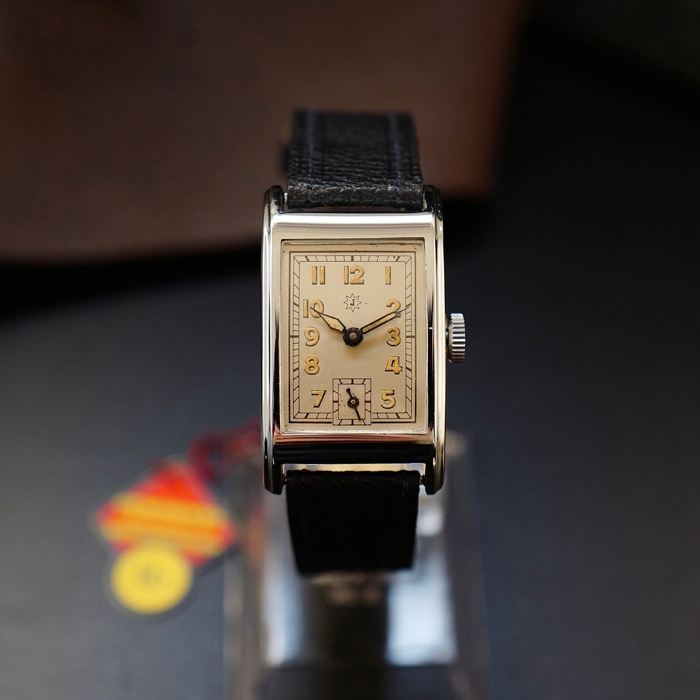 Montre Junghans Tank Art Déco militaire allemande WWII N.O.S avec cadran vintage et boîtier en acier visible en gros plan