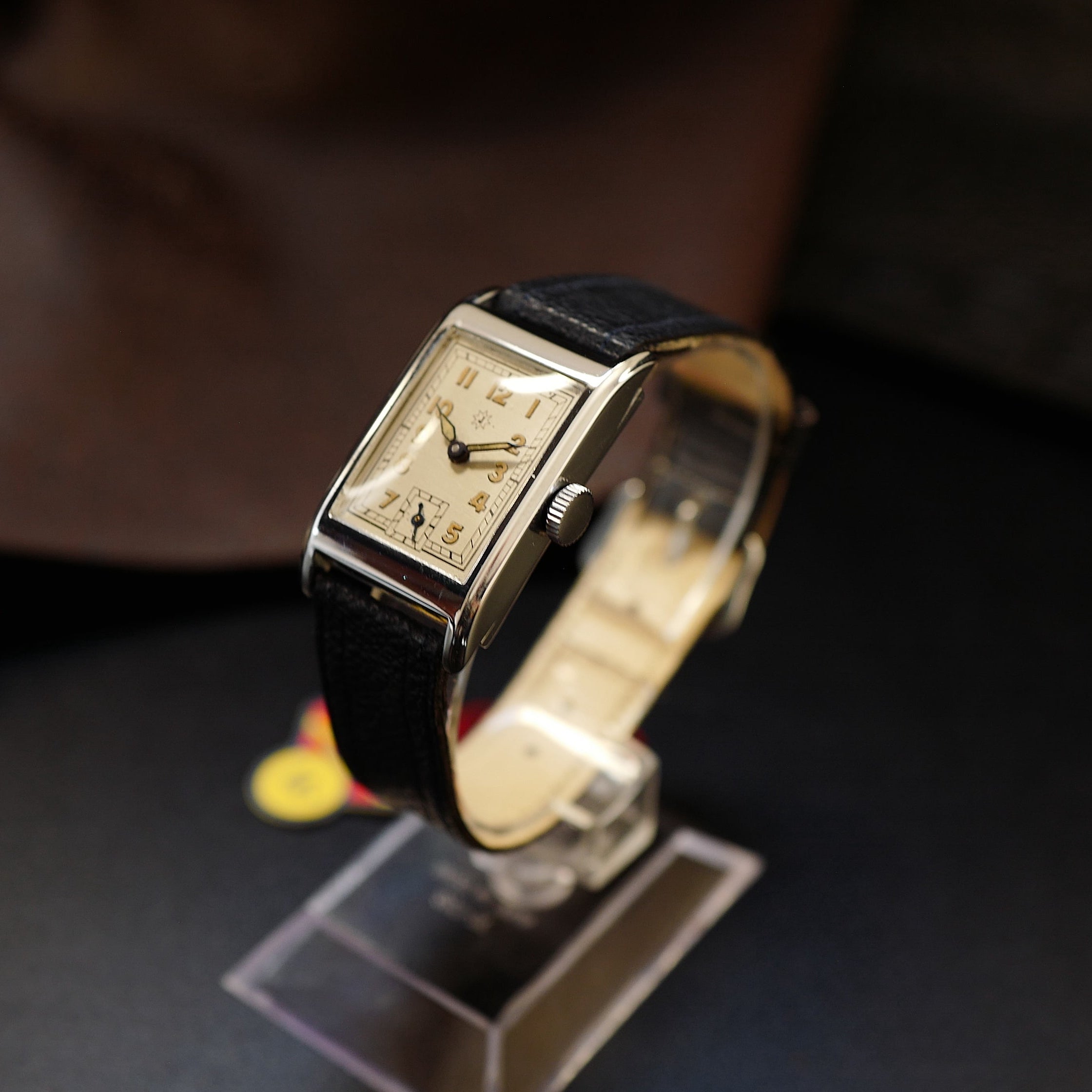 Montre Junghans Tank Art Deco militaire allemande WWII N.O.S, boîtier en acier avec cadran vintage et bracelet en cuir.