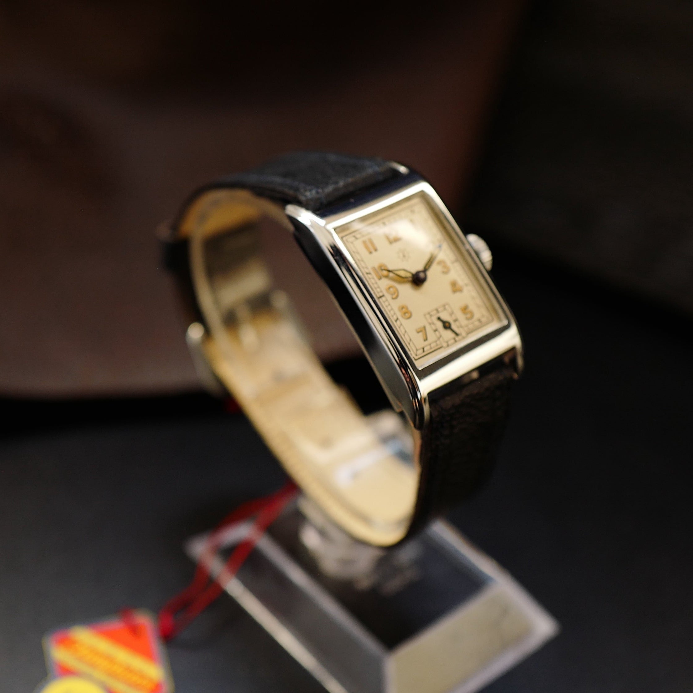 Montre Junghans Tank Art Déco militaire allemande WWII N.O.S avec boîtier en acier et cadran vintage.