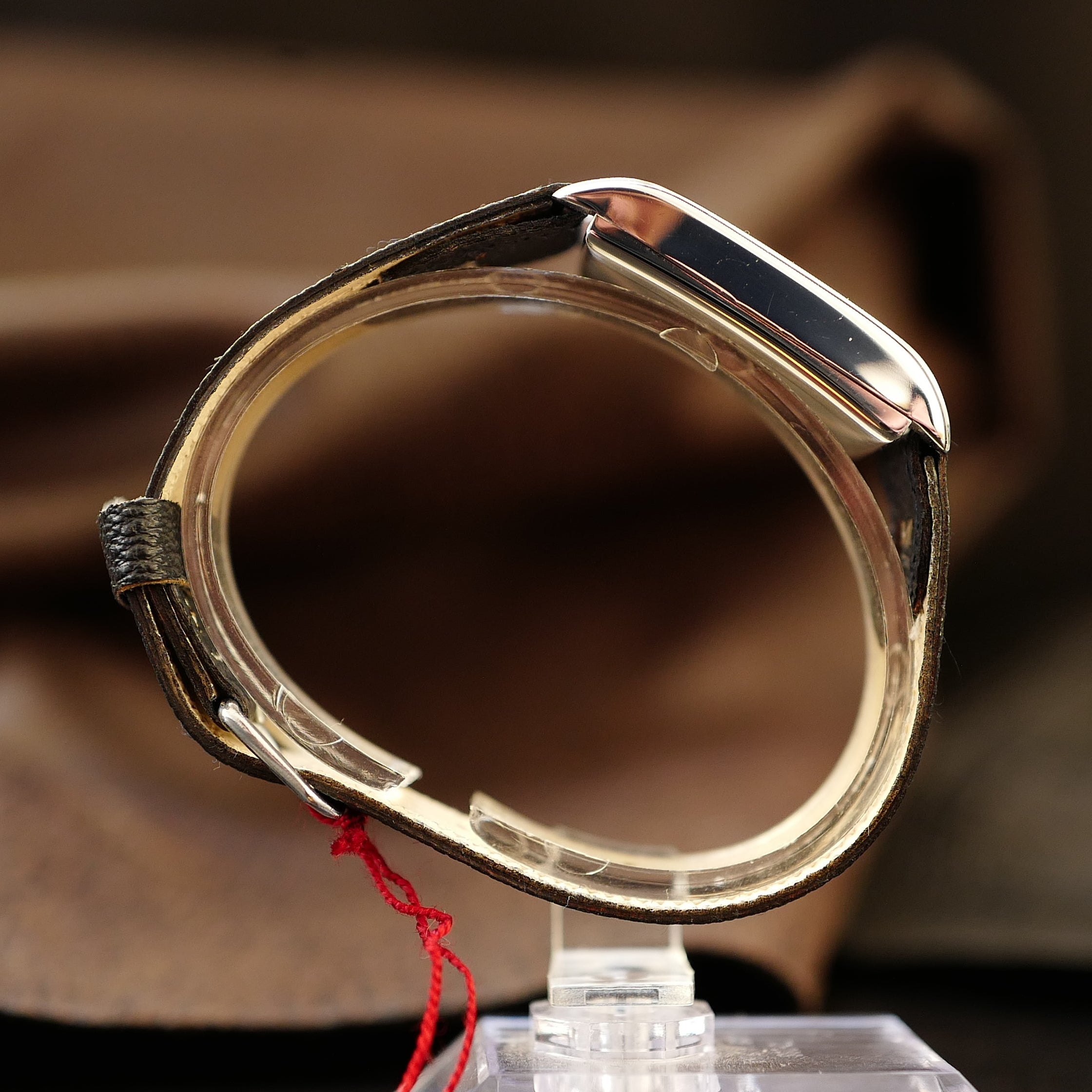 Montre Junghans Tank Art Déco militaire allemand WWII N.O.S avec cadran vintage et bracelet en cuir noir.