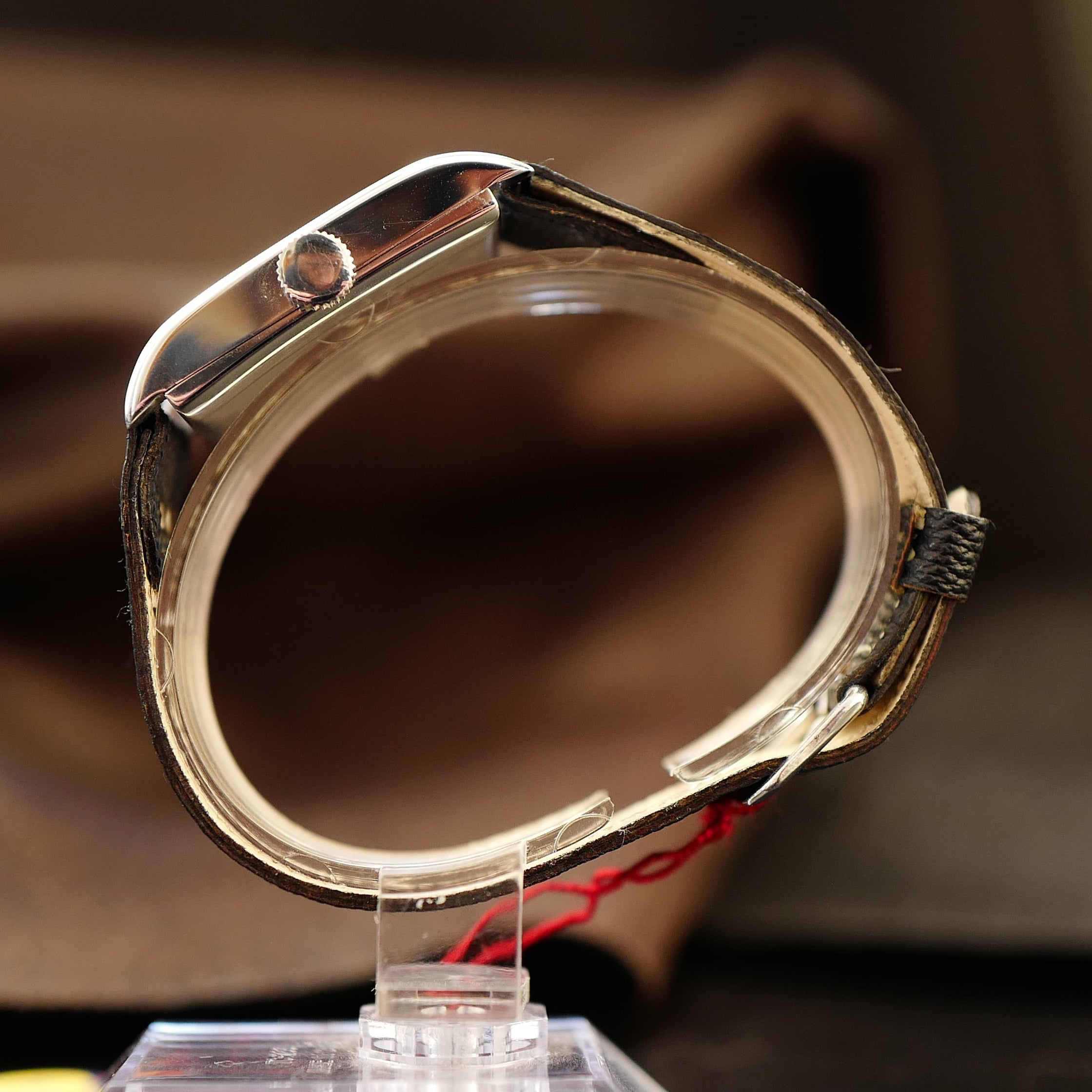 Montre Junghans Tank Art Déco militaire allemande WWII N.O.S avec boîtier en acier et cadran vintage.