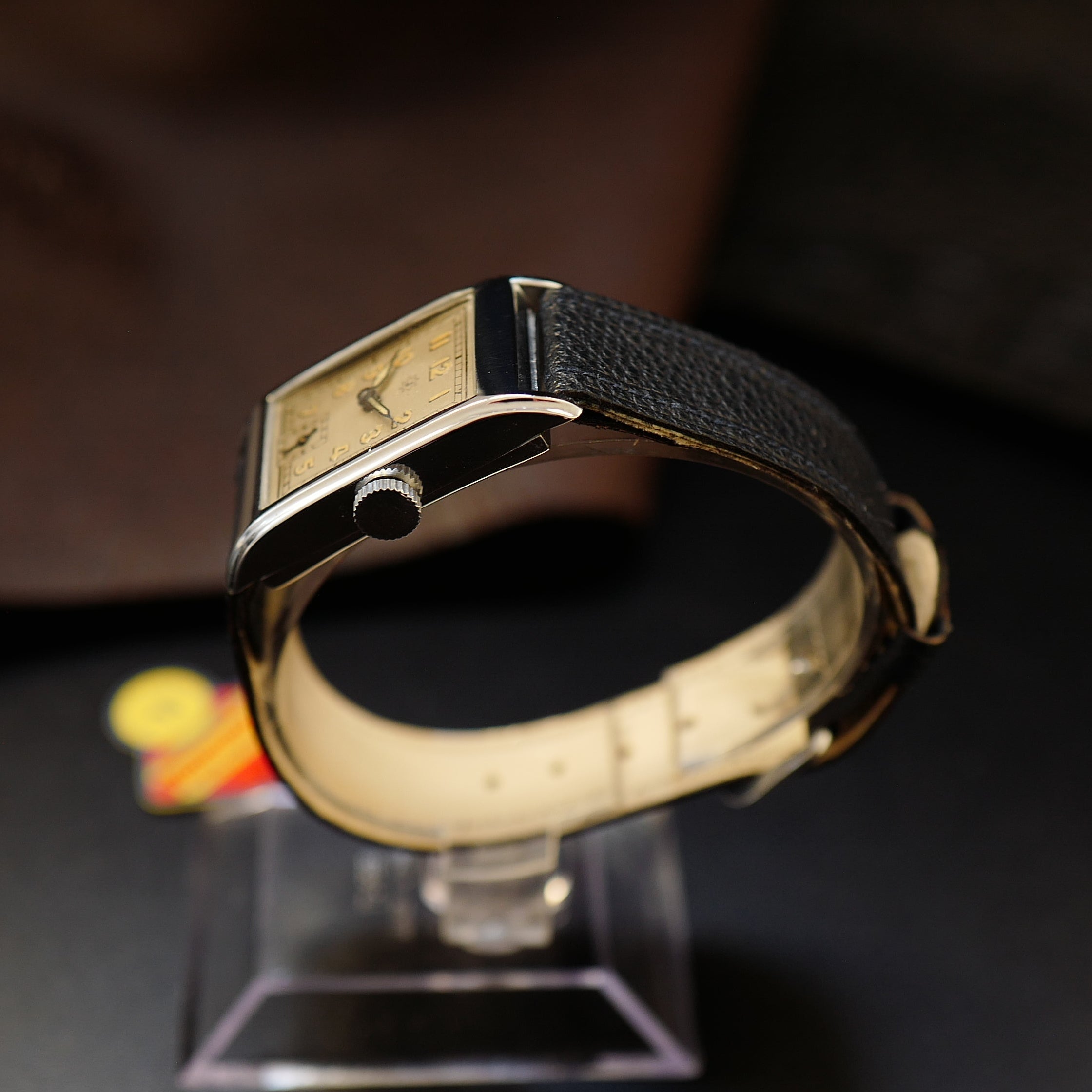 Montre Junghans Tank Art Deco militaire allemande WWII N.O.S avec cadran vintage et bracelet en cuir.
