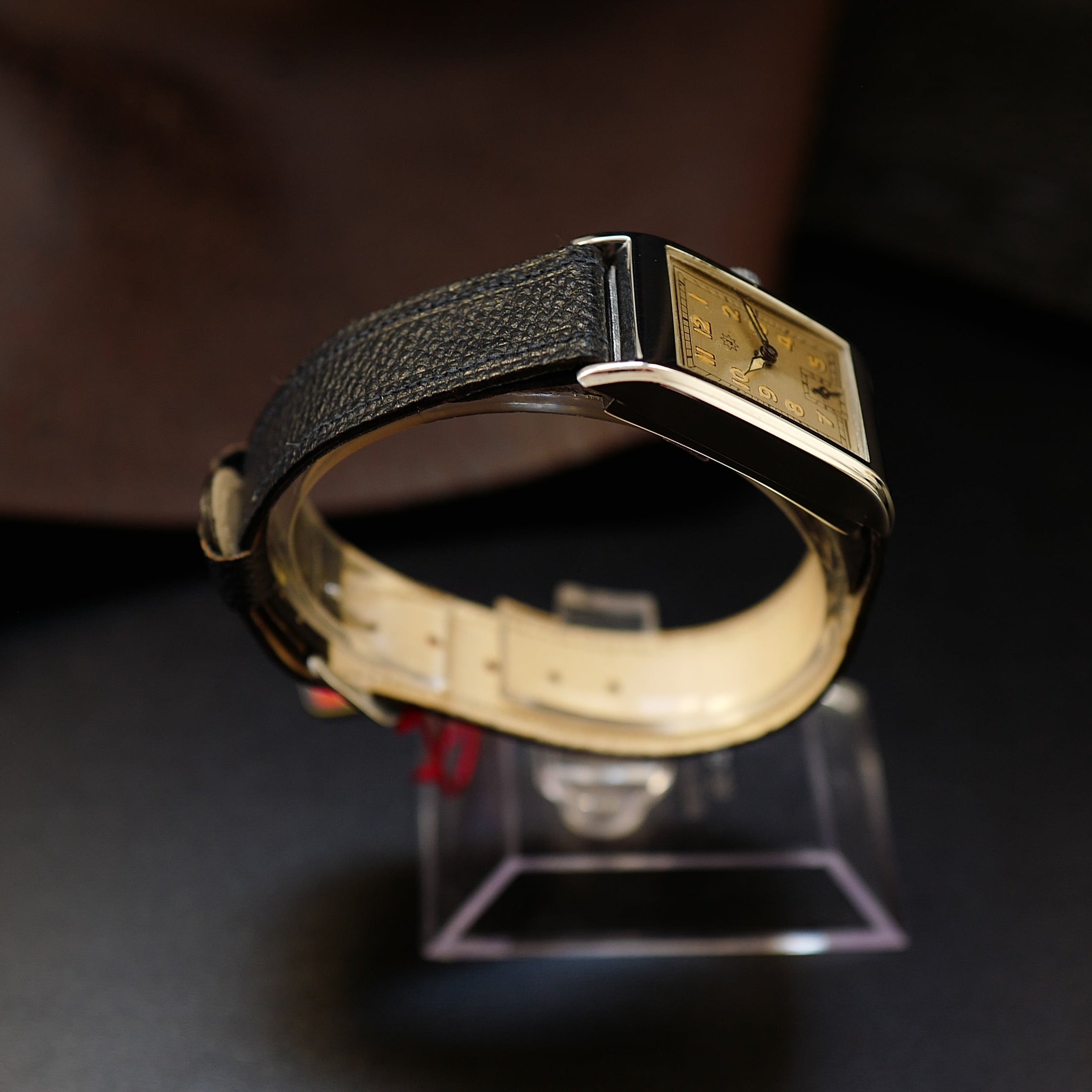 Montre Junghans Tank Art Déco militaire allemande WWII N.O.S avec cadran noir et bracelet en cuir.