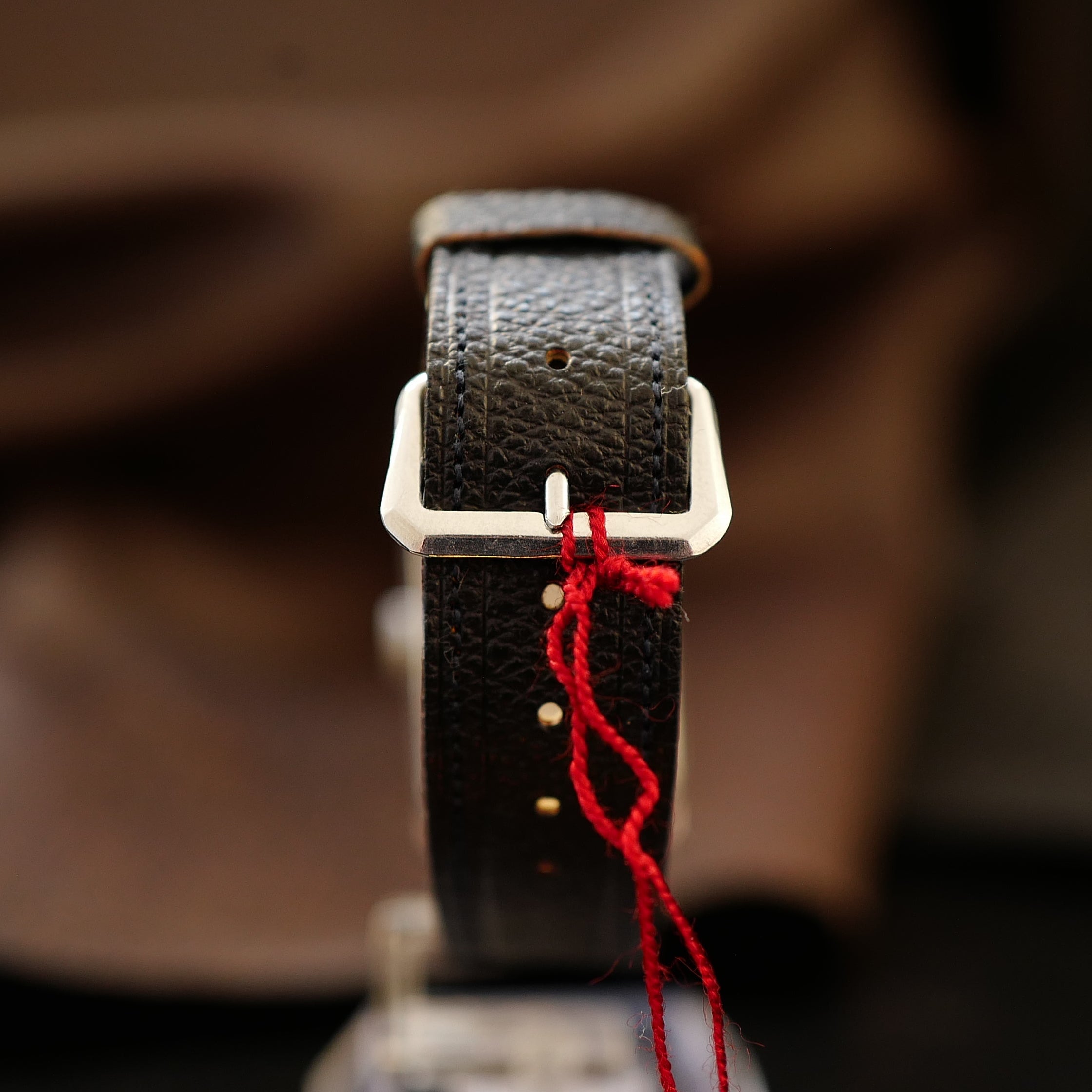 Montre Junghans Tank Art Deco militaire allemande WWII N.O.S avec cadran vintage et bracelet en cuir, style historique et élégant.