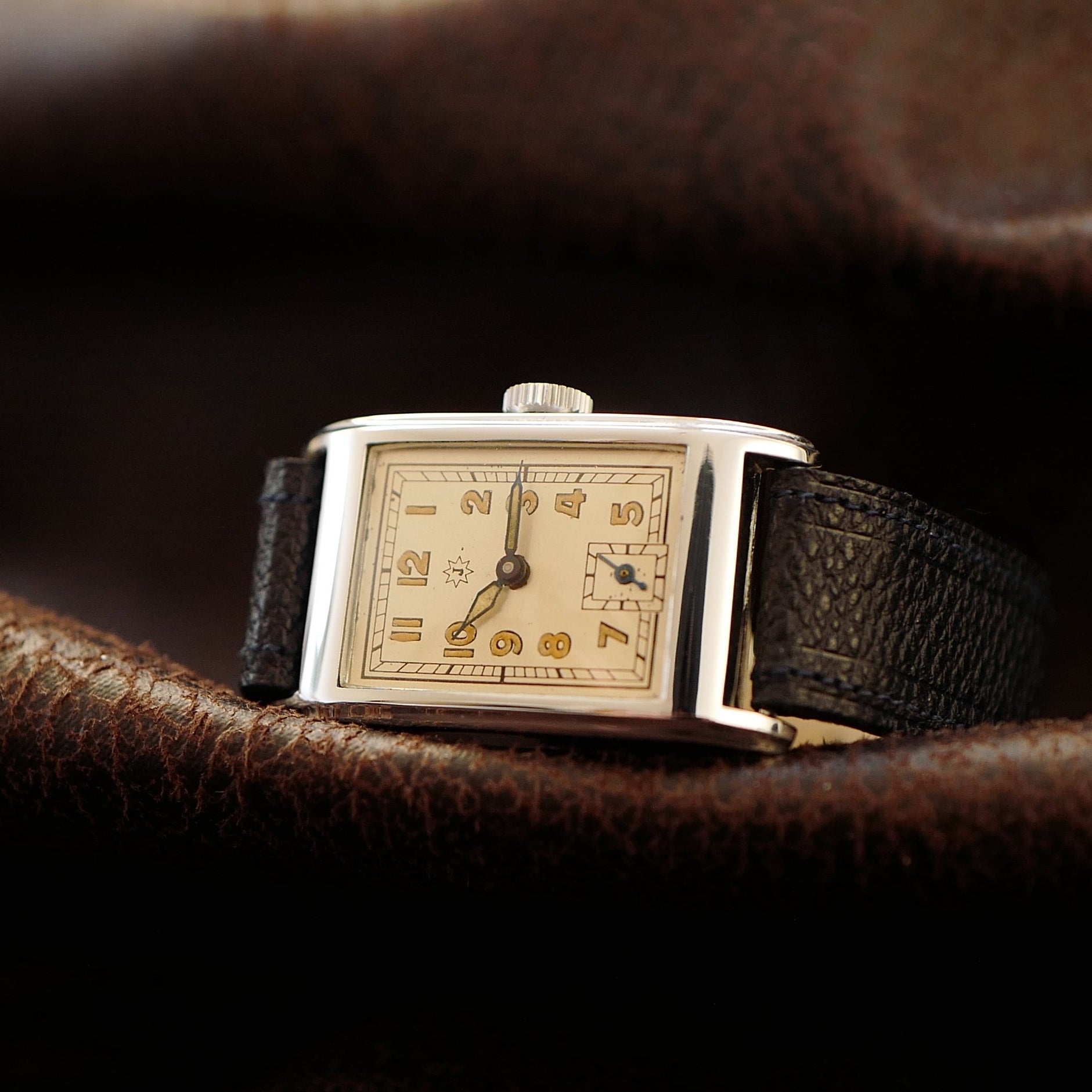 Montre Junghans Tank Art Déco militaire allemande WWII N.O.S avec cadran vintage et bracelet en cuir, vue de face.