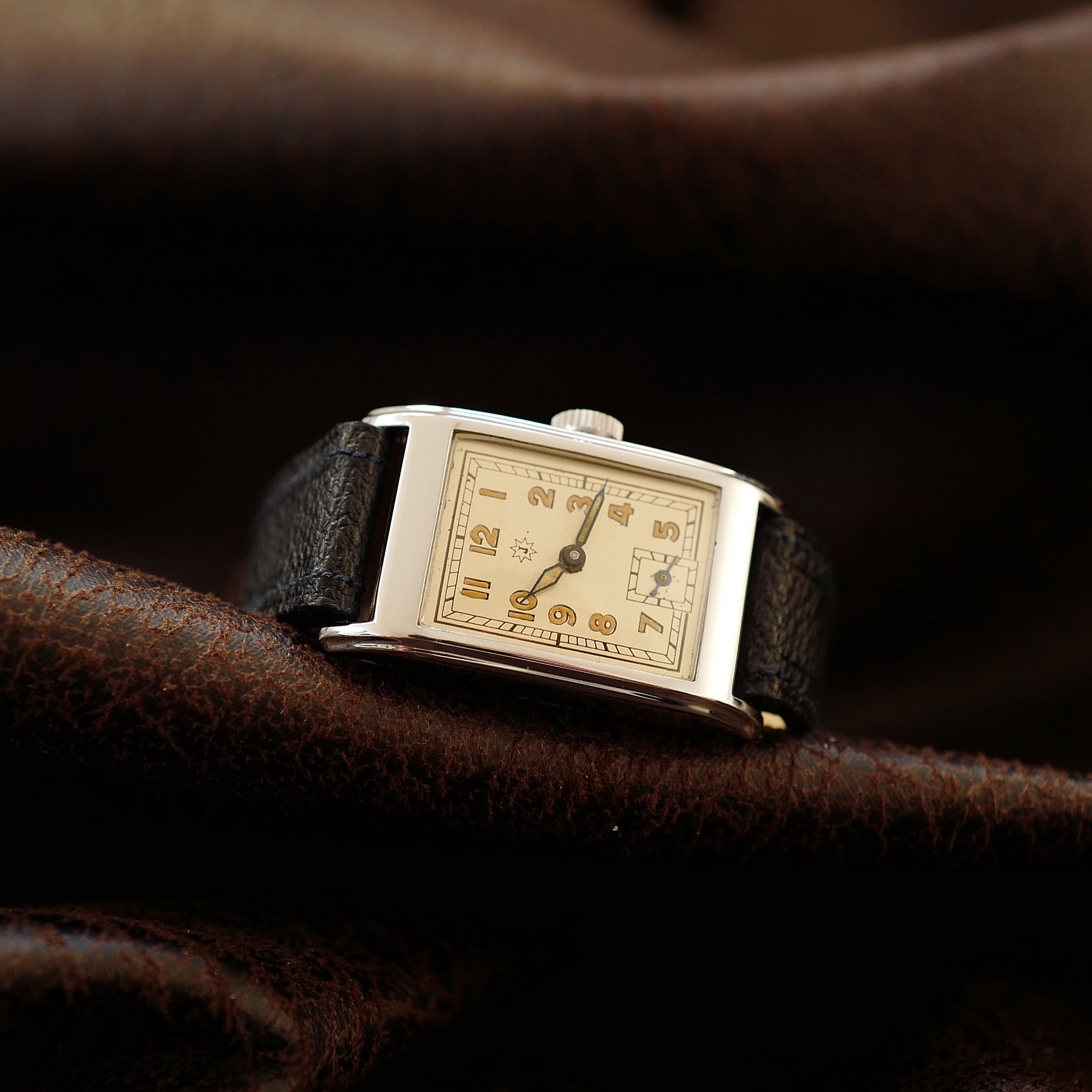 Montre Junghans Tank Art Deco militaire allemande de la Seconde Guerre mondiale, modèle N.O.S avec boîtier en acier et cadran vintage.