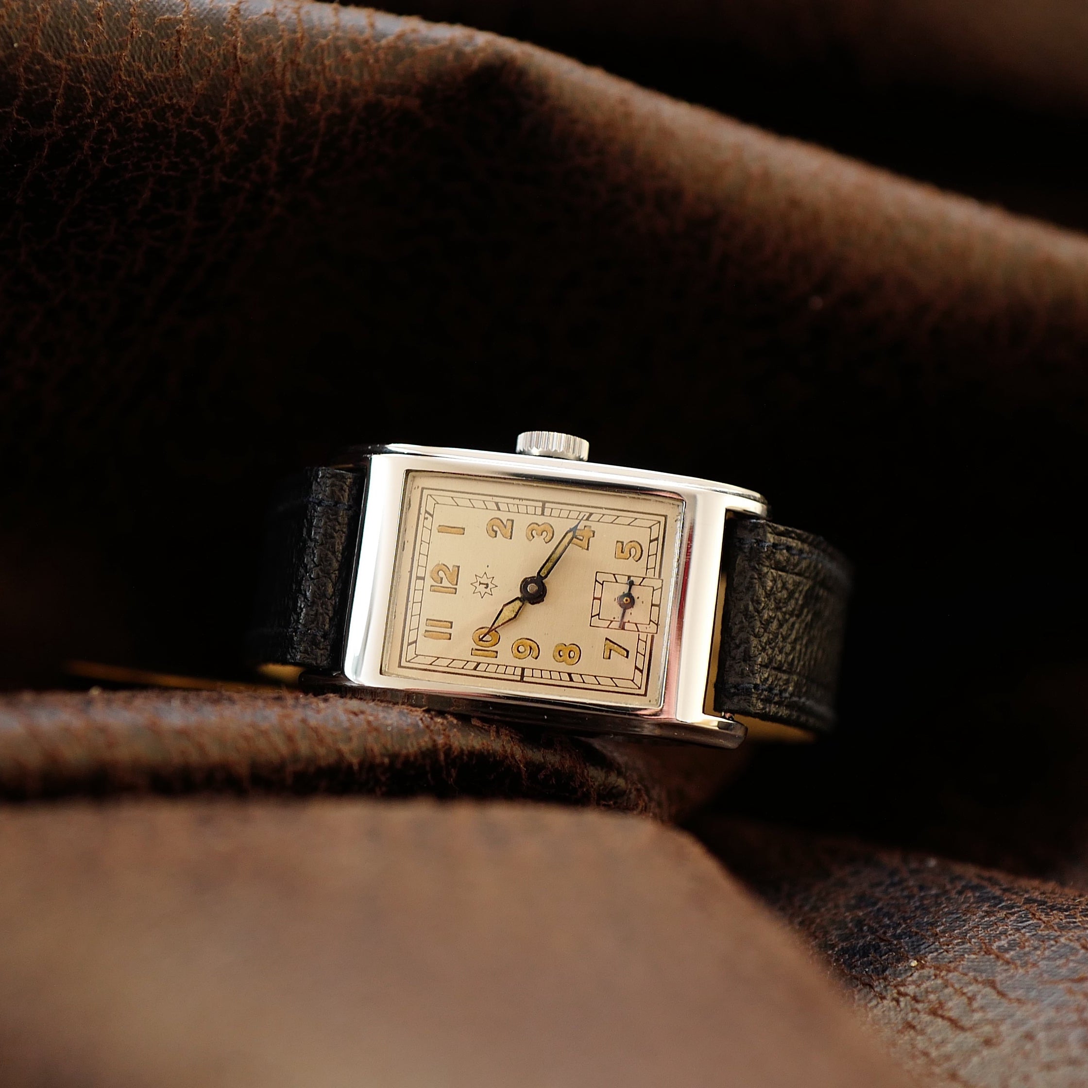 Montre Junghans Tank Art Deco militaire allemand WWII N.O.S avec boîtier en acier et cadran vintage.