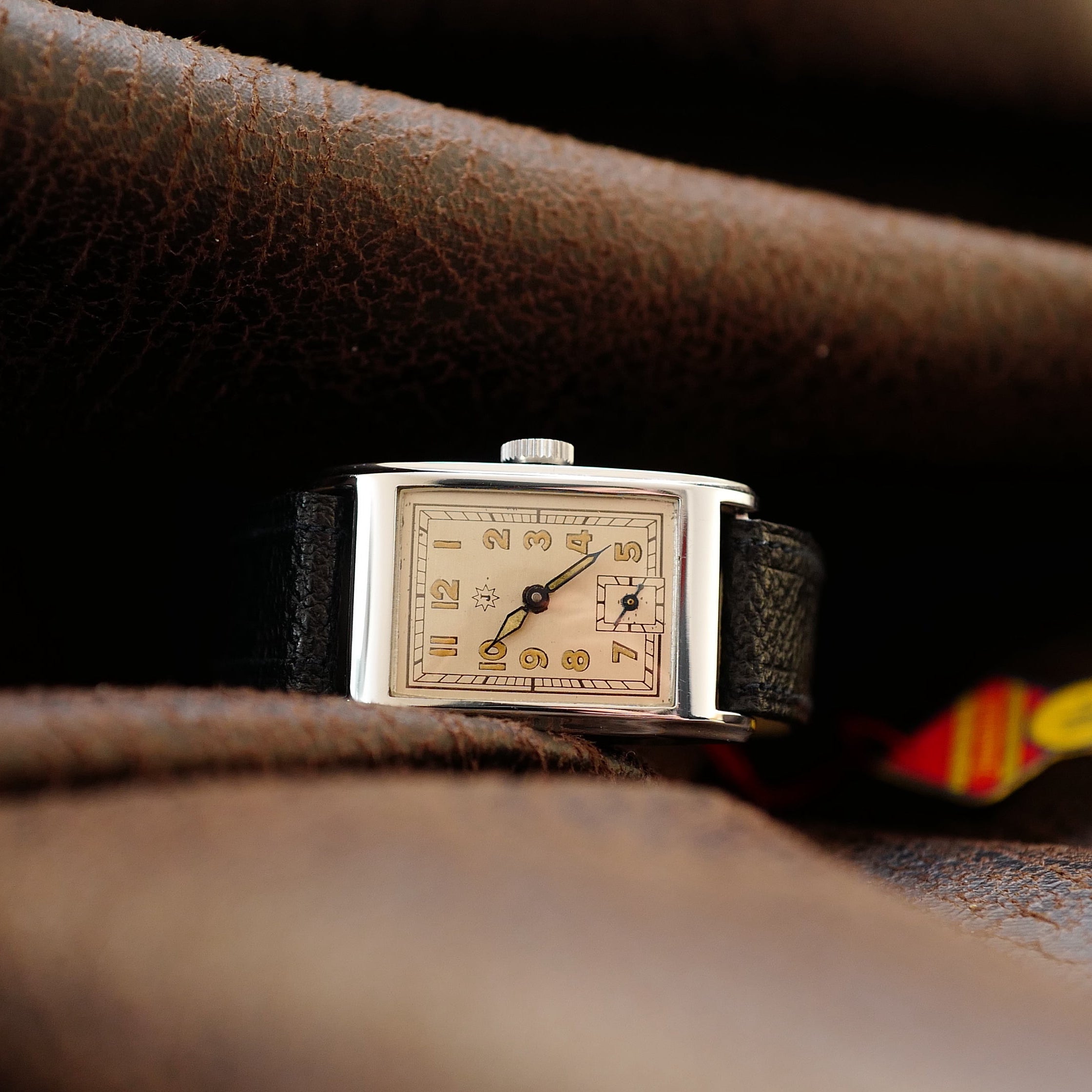 Montre Junghans Tank Art Déco militaire allemande WWII N.O.S avec cadran classique et bracelet en acier.