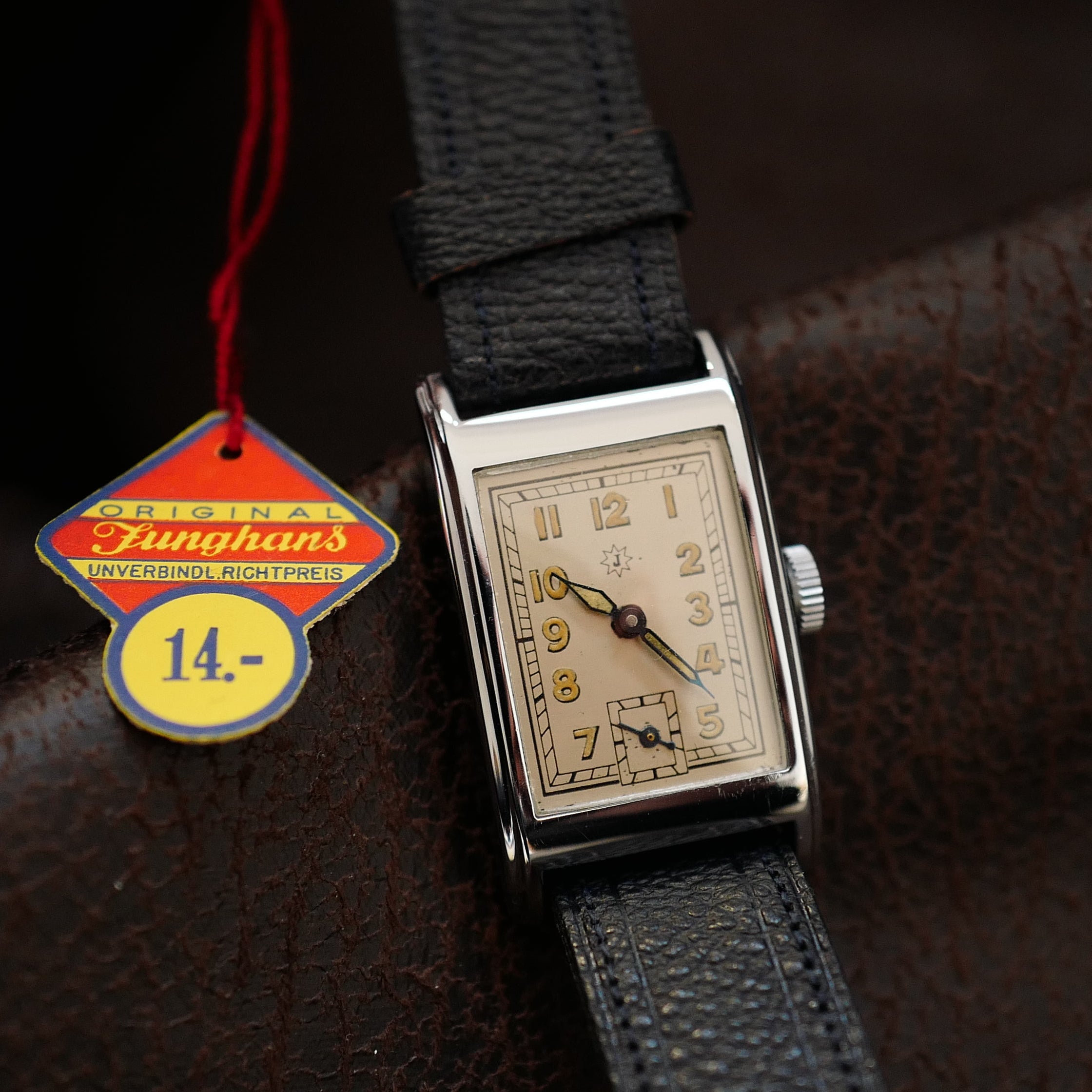 Montre Junghans Tank Art Déco militaire allemande WWII N.O.S avec cadran vintage et bracelet en cuir authentique.