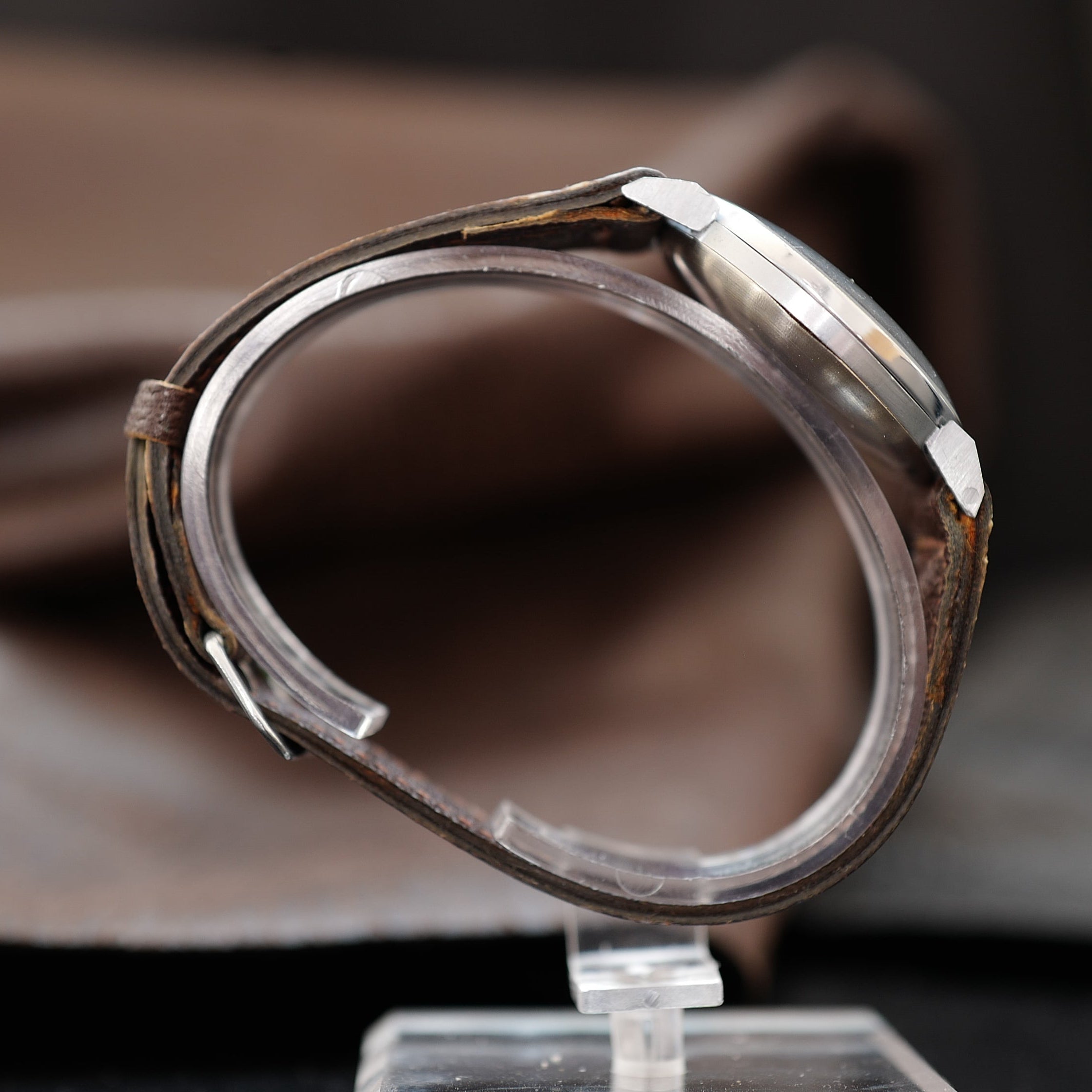 Montre Frenca Type Calatrava WWII Buser Frères N.O.S avec cadran classique et bracelet en cuir, style vintage et élégant.