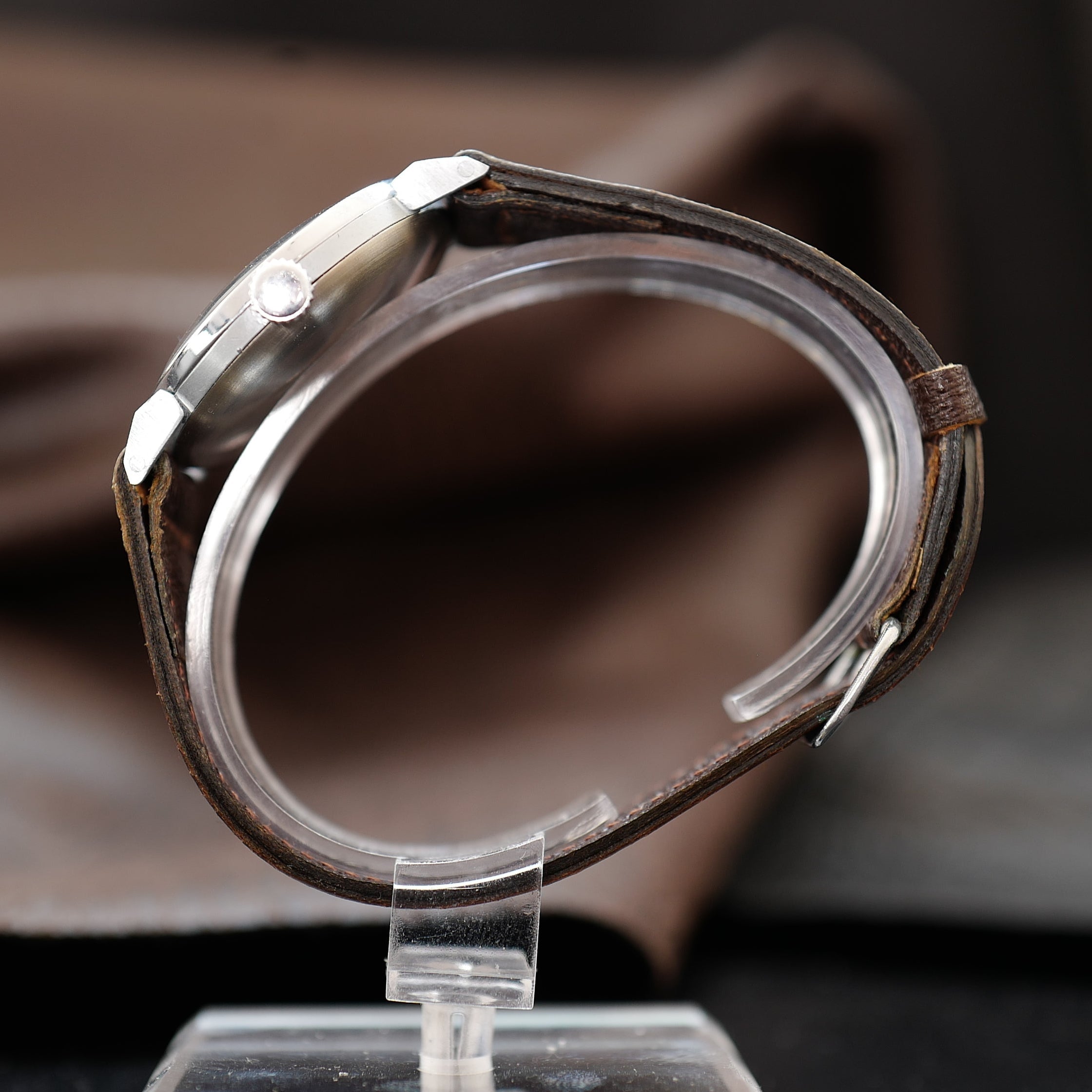 Montre Frenca Type Calatrava WWII Buser Frères N.O.S avec cadran classique et bracelet en acier inoxydable.