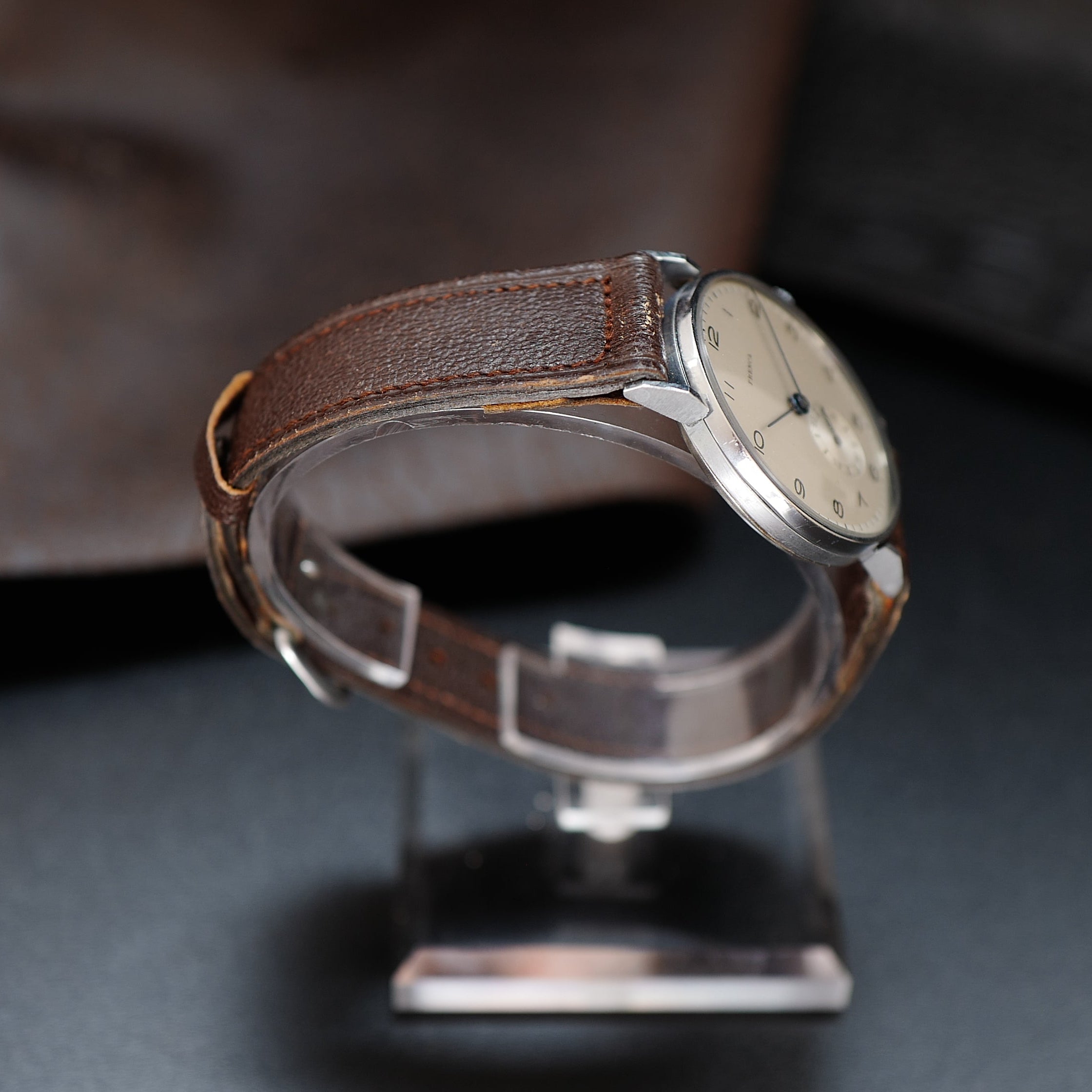 Montre Frenca Type Calatrava WWII Buser Frères N.O.S avec cadran blanc et boîtier en acier, montre vintage élégante.