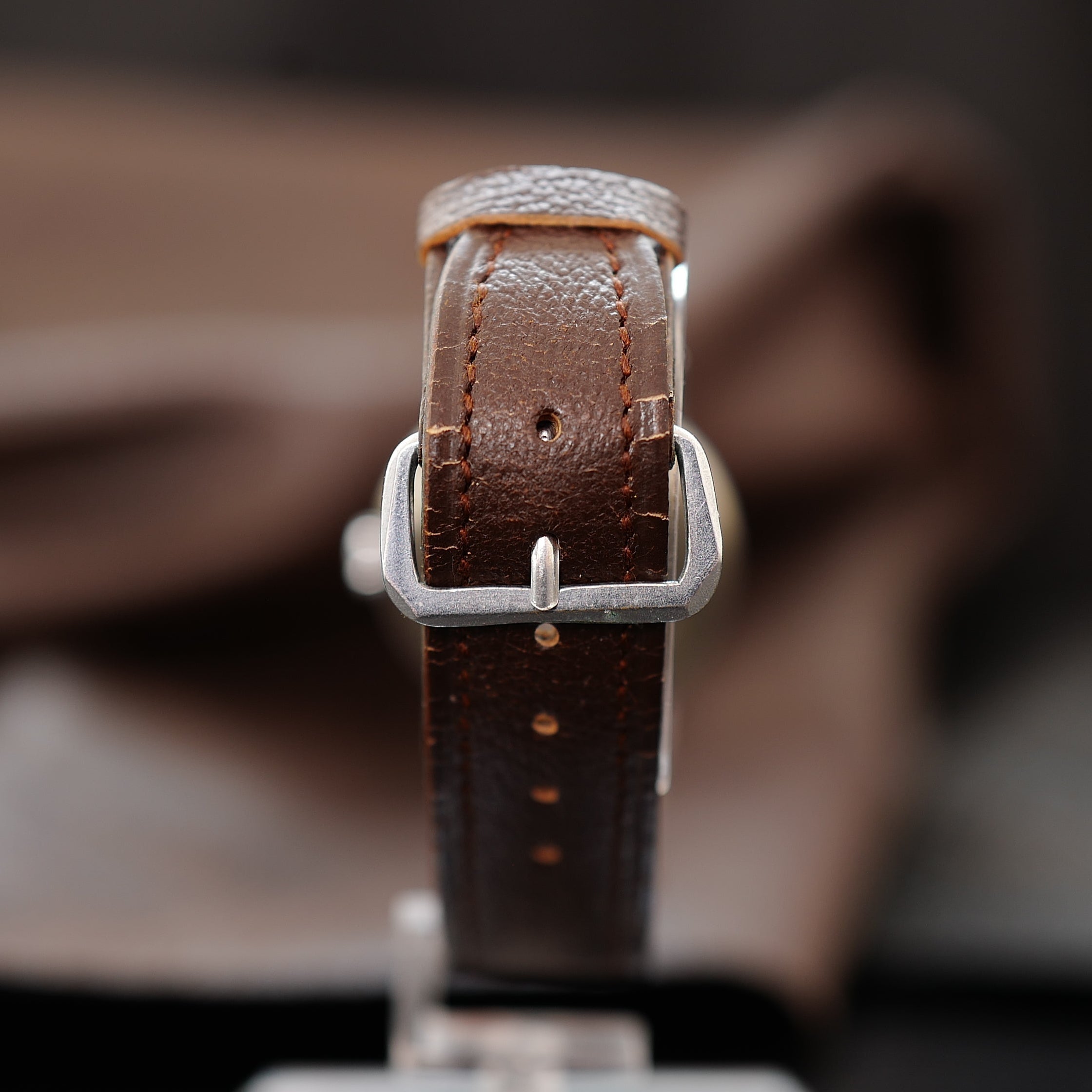 Montre Frenca Type Calatrava WWII Buser Frères N.O.S avec cadran élégant et aiguilles classiques, vue de face.