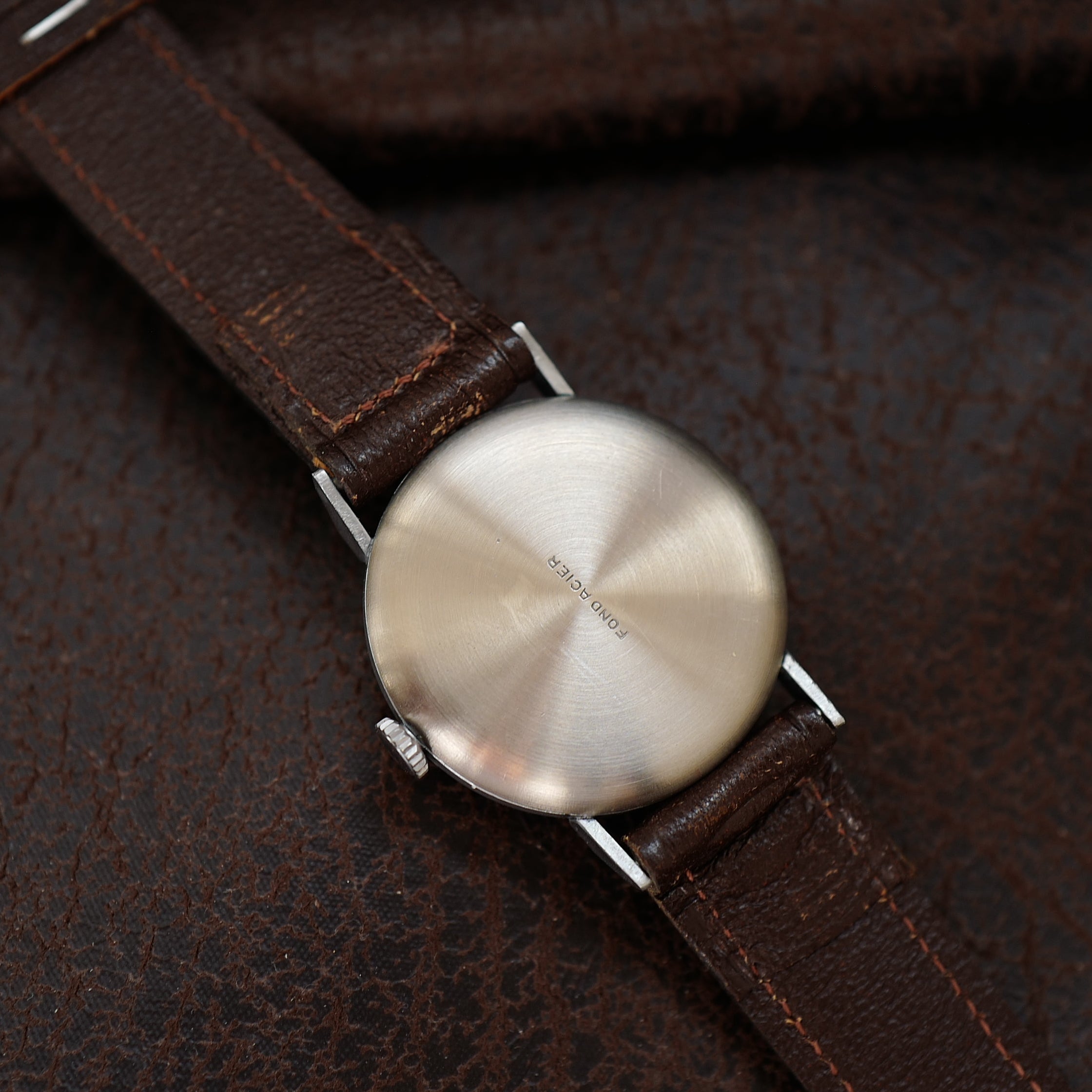 Montre vintage Frenca Calatrava WWII Buser Frères N.O.S avec cadran classique et bracelet en cuir, style militaire ancien