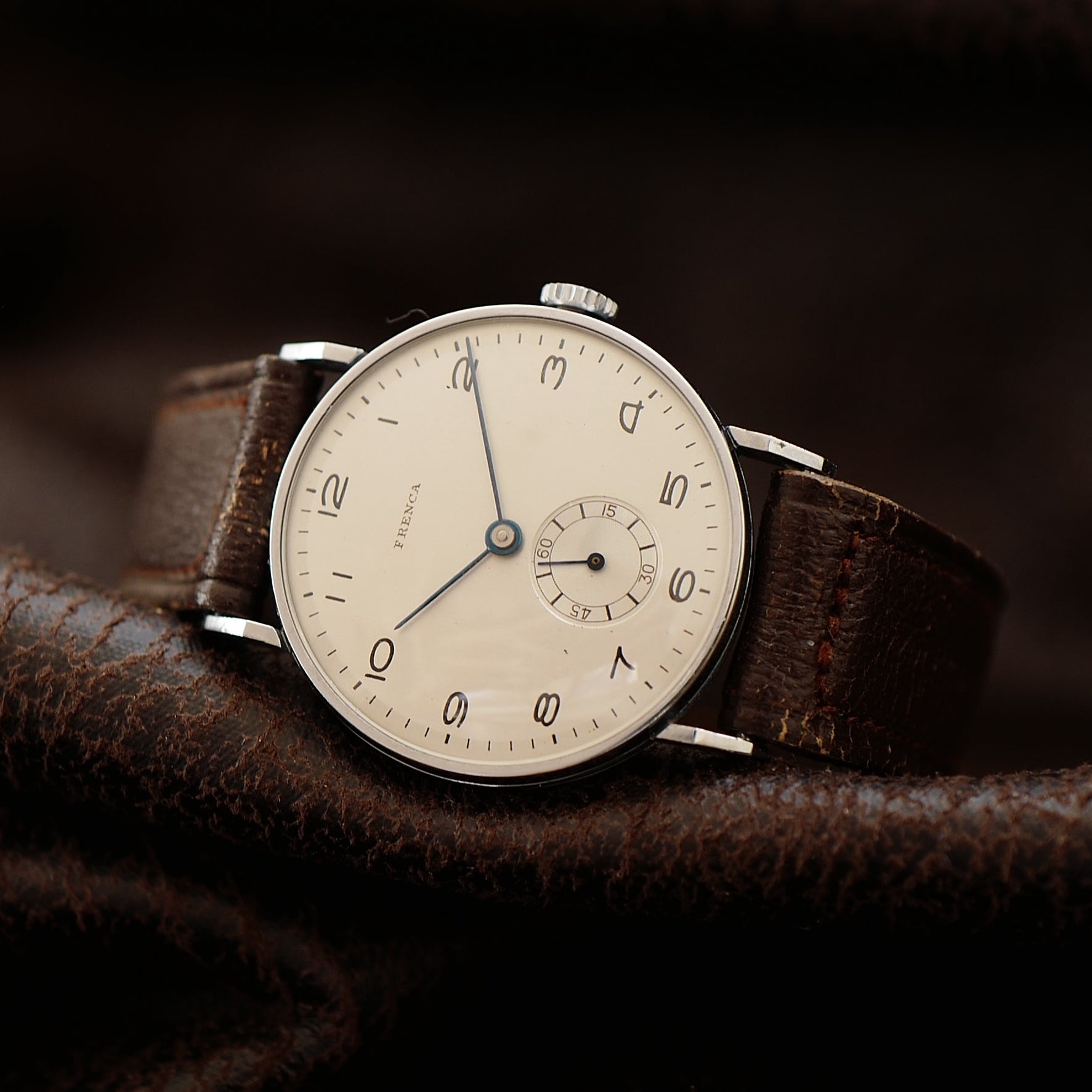 Montre Frenca Type Calatrava WWII Buser Frères N.O.S avec cadran classique et bracelet en cuir, vue de face.